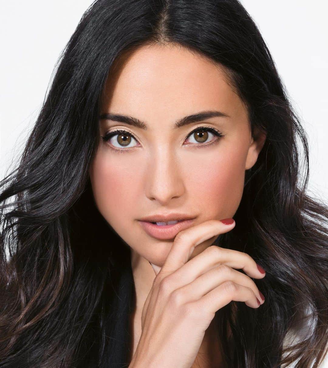 ボビー・ブラウンのインスタグラム：「This photo always reminds me why I fell in love with makeup in the first place. @alyssareeder is not a professional model but a creative with an extraordinary beautiful face. Her skin and eyes always sparkle. What I love about the makeup is it’s not trendy, gooey, weird but simple and classic. My artistry was not always in vogue when others were doing goth or 40’s overlining or heroine chic. But the only thing that felt authentic was beautiful and individual to me. I don’t remember exactly what I used but was with the brand when we shot this for #beautyfromtheinsideout  shout out to nails by @roza.israel and @benritterphoto for his partnership and @hervecb 🙏❤️ more beauty on @bbportfolio and #moretocome」