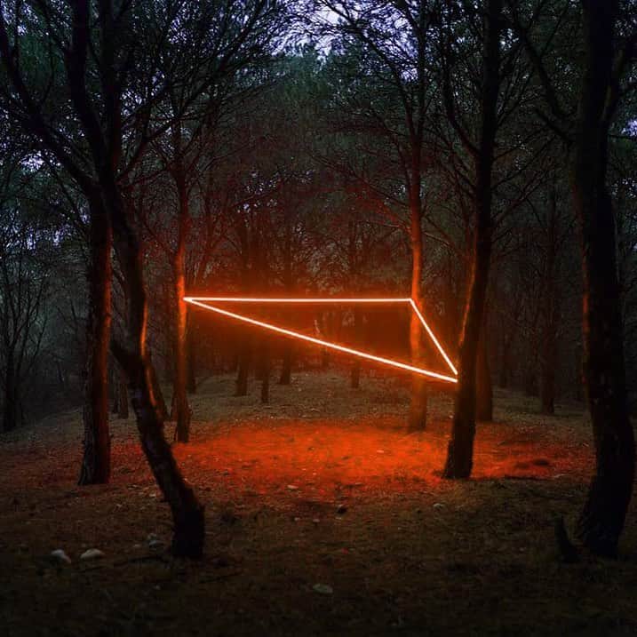 パット・マグラスさんのインスタグラム写真 - (パット・マグラスInstagram)「THE THIN RED LINE ⚡⚡⚡ Geometric Light Installations by Nicolas Rivals in Bathe by the Spanish Countryside in Red ⚡⚡⚡ #patmcgrathlabs #inspiration」8月14日 20時57分 - patmcgrathreal