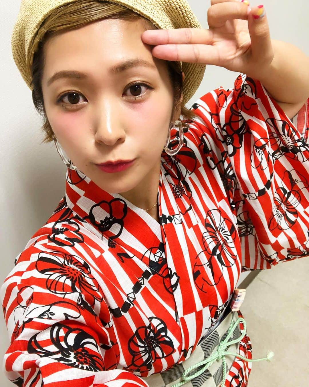 近藤夏子さんのインスタグラム写真 - (近藤夏子Instagram)「👘浴衣👘 今年最初で最後かなー？？ 正統派浴衣は似合わないから、カジュアルアレンジで❤️ いつになったら正統派な感じで着こなせるんだろう。。。笑 #生たまごbang の生放送で着ました🤪 #渡良瀬橋 を生歌で歌いました👮‍♀️笑 #浴衣 ＃カジュアル浴衣 #スニーカー #コンバース #ベレー帽 #ショートアレンジ #夏」8月14日 20時51分 - kondonatsuko