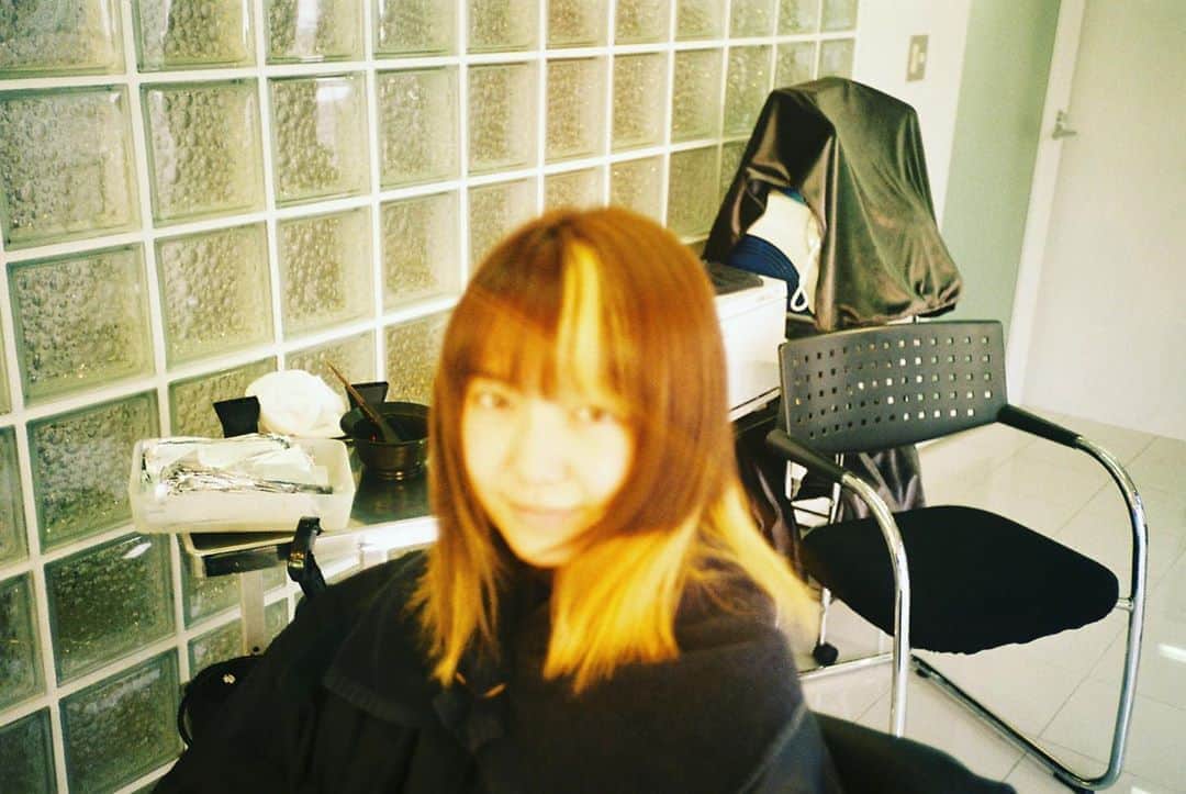 上白石萌音さんのインスタグラム写真 - (上白石萌音Instagram)「いつかの人生初ブリーチ、残念ながらピント来ず。ピンクの一歩手前です凄い髪だネ〜 ずっと先だと思っていたけど気付けばもう直ぐ9月6日💡#スタートアップガールズ」8月14日 20時51分 - mone_kamishiraishi