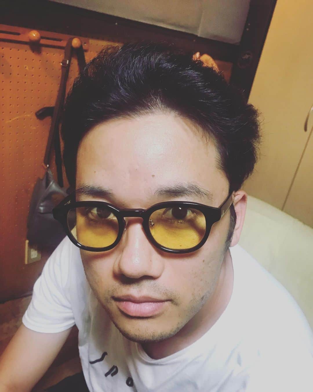 石川龍のインスタグラム：「なにかと慌しく過ごしています。 今日は夜からザチャレック。新曲のレコーディングでございます。 タラチャレが色眼鏡かけると、P感が増します。タラPです。 #ザチャレ #ザチャレック」