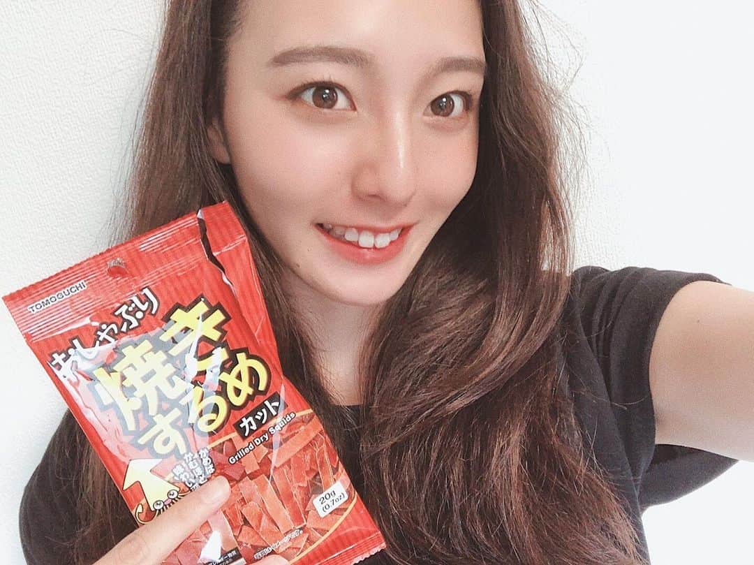 のインスタグラム：「目に入ったから買ってみたら ハマりそう… やっぱりおつまみ系って美味しいよね。 お酒飲めないけど🤦‍♀️笑 稽古期間は口のごときになるから 食べれないなぁ😂 #自撮り #selfie #スルメ #焼きスルメ」
