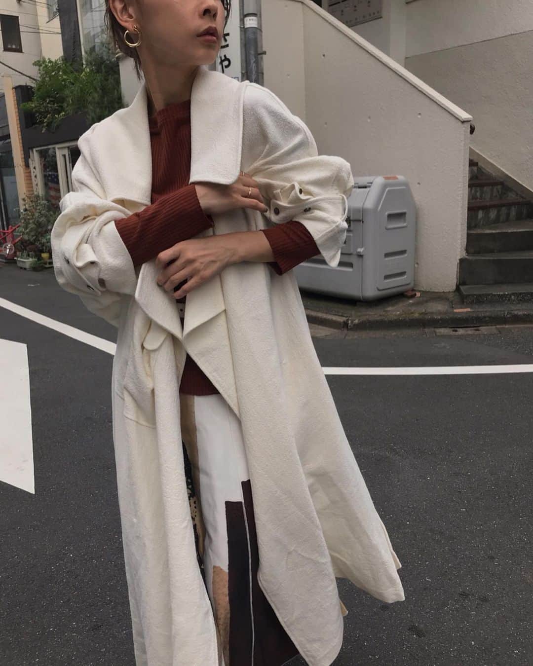 黒石奈央子さんのインスタグラム写真 - (黒石奈央子Instagram)「あめりふく。 . BIG COLLAR LONG COAT ¥24000+tax 8/16 . リネン混コートのホワイト❤️ アート柄スカートとの相性抜群！ .  @ameri_shinjuku @amerivintage @ameri_daikanyama @ameri.shinsaibashi #ameri#amerivintage #fashion #coordinate#ootd#outfit#osanposnap #705_outfit #大人ファッション #大人コーディネート #大人スタイル #modestyle #modefashion#modecasual」8月14日 20時55分 - blackstone705