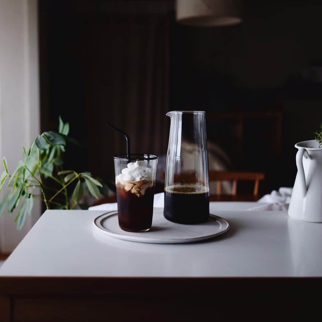 maggydaisyのインスタグラム：「_  クリームを泡立てていたら 寝ていたモアが起きて来た。 電動は音を怖がるだろうと思ってハンドホイップ  その音もどうかなぁと思ったけど、それは大丈夫だった。 クリームの香りが好きみたい☻  #黒川登紀子 #coffee #icedcoffee #馬酔木誠 #アセビマコト」