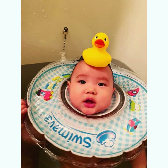 のインスタグラム：「お風呂のアヒルちゃんと同じ顔👶🏻🐥❣️❣️ 可愛い過ぎる😍❤️ ・ 2週連続でお気に入りの公園行ったり⛲️🌿🌳🍃🏞 くだらない事で大笑いしたり😆‼️ ごくごく素朴だけど、世界一幸せだと思える… それが家族なのねー👪❤️ ・ また今日からパパ不在で寂しいけど、ユウシンと一緒に楽しく待ってよう🤱🏻💋💋 ・ ・ #お風呂 #ひよこちゃん #🐥 #公園 #お散歩 #ばちゃばちゃ池 #5months #5ヶ月ベビー #生後5ヶ月 #産まれてきてくれてありがとう  #0220 産まれ #👶🏻 #baby #boy #family #happy #smile  #友優心 #ゆうしん #yuushin #cute #🤱🏻 #家族 #papa #mama #宝物 #mylove #iloveyou #愛してる」