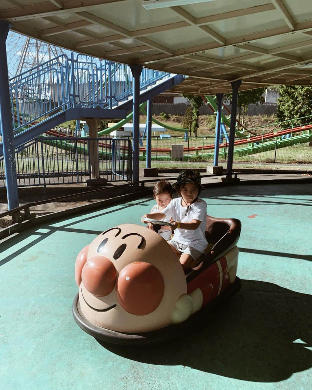のインスタグラム：「暑過ぎて、暑過ぎて、遊園地どうしようかと思ったけど、長男が楽しみにしていたし、保冷剤を首に巻いて行くことに。 フリーパス買ってるのに、入り口付近の200円入れたら動く乗り物あたりから全然動かず、じぃじと私の100円玉がすっからかんに😂 中に入っても、フリーパスが使えない有料乗り物ばっかり乗るし、お盆真っ只中で人は多いし、とにっかく暑いし、じぃじと私的にはもうグッタリだったけど、息子達はめちゃくちゃ楽しかったらしい 笑 ・ ・ ・ #姫路セントラルパーク #姫セン #ひめせん #himejicentralpark #姫セン #男の子ママ #son #5歳3ヶ月 #5yearsold #2歳1ヶ月 #夏休み#猛暑 #夏の思い出」