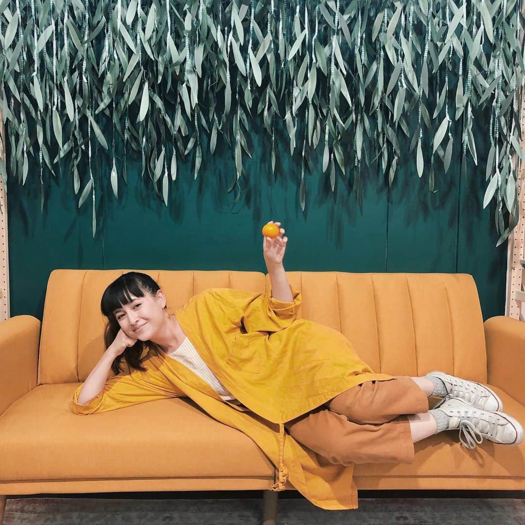 フリーディアさんのインスタグラム写真 - (フリーディアInstagram)「Found the perfect sofa that matches my mood and outfit! Thank you @1canoe2 for letting me lie down for a minute 😝 #cutestbooth #nynow 自分の洋服にピッタリとあったソファを見つけたのでパシャリと写真を！とっても可愛いブースだった 🍊」8月14日 20時59分 - friediamn