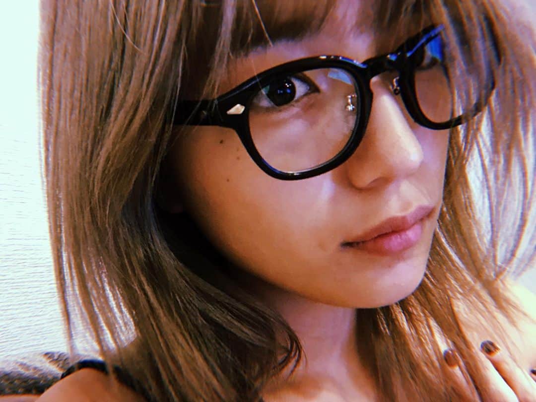 川口春奈さんのインスタグラム写真 - (川口春奈Instagram)「かれこれ10年ぶりくらいに眼鏡を新調しました。目が悪いもので、、必需品ですが これから長い付き合いになりそうです。」8月14日 20時59分 - haruna_kawaguchi_official