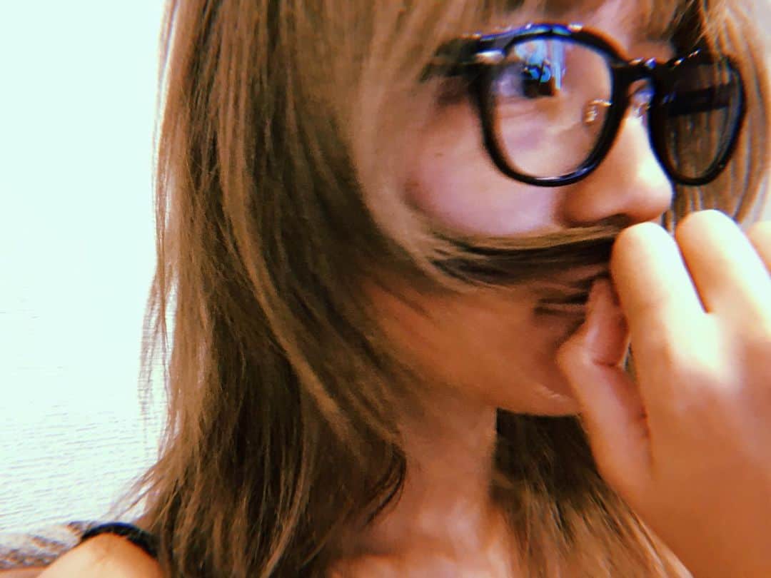 川口春奈さんのインスタグラム写真 - (川口春奈Instagram)「かれこれ10年ぶりくらいに眼鏡を新調しました。目が悪いもので、、必需品ですが これから長い付き合いになりそうです。」8月14日 20時59分 - haruna_kawaguchi_official