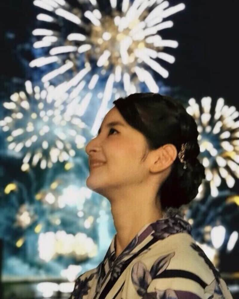 如月さえさんのインスタグラム写真 - (如月さえInstagram)「* * 👘🎆🎇 * #japanesegirl #asianmodel #selfiestagram #photo_jpn #bestphoto_japan #photostagram #时装  #黒髪女子 #浴衣 #浴衣女子 #着物 #浴衣レンタル #日本の夏 #花火 #fireworks #japaneseyukata #yukata #kimono #패션스타그램 #오오티디 #如月さえ」8月14日 21時00分 - kisaragi_sae