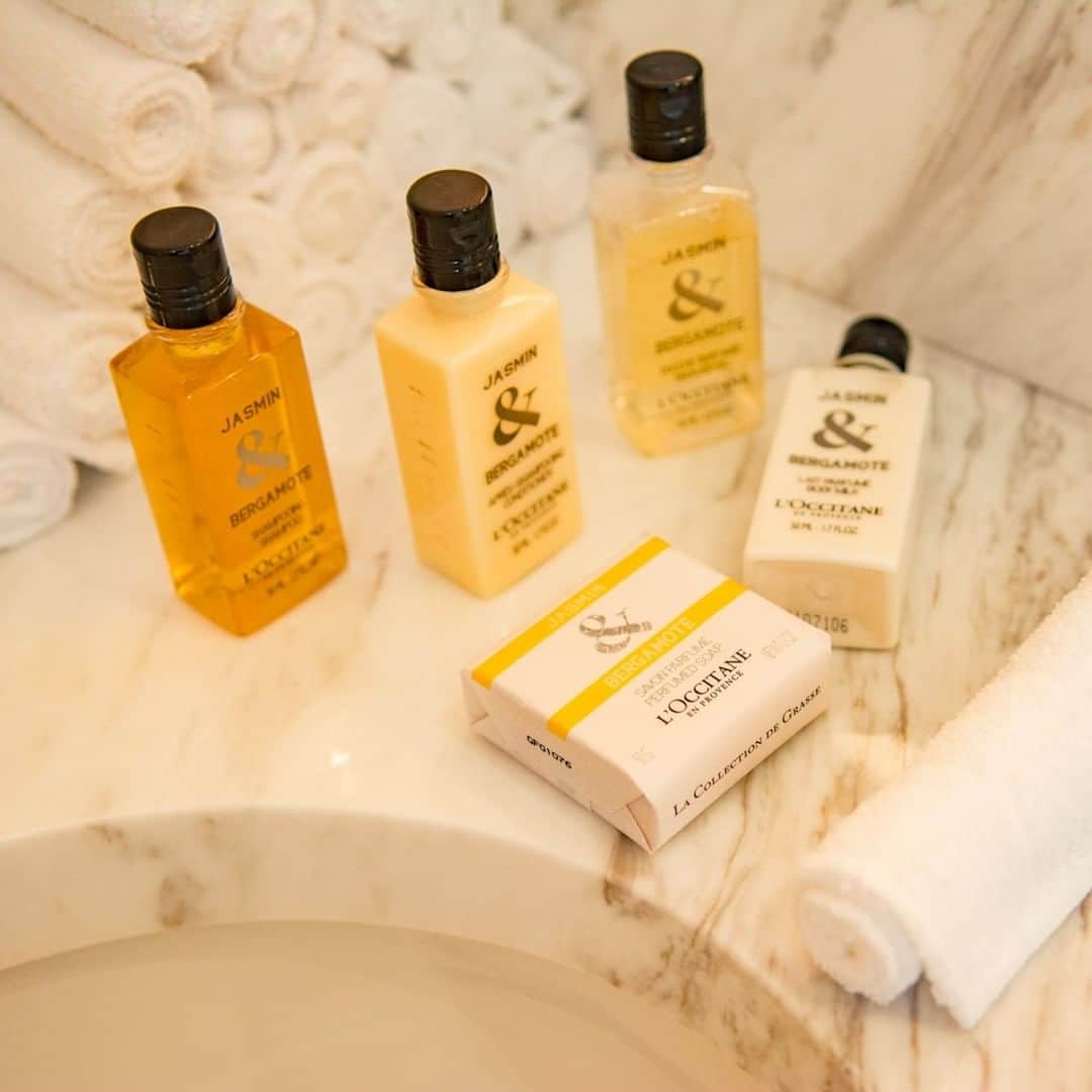 Shangri-La Hotel, Tokyoさんのインスタグラム写真 - (Shangri-La Hotel, TokyoInstagram)「お部屋での優雅なひとときを提供するバスアメニティー。ジャスミンとベルガモットの香りで癒されてはいかがでしょうか。  Bath amenities provide a touch elegance in your room. Sooth your skin with the scent of jasmine and bergamot. ___________________ #シャングリラ東京 #東京 #銀座 #丸の内 #東京ホテル #ラクジュアリーホテル #アメニティー #バスタイム #shangrila #shangrilatokyo #Tokyo #Marunouchi #Ginza #LuxuryHotel #TokyoHotel #amenity #bathtime @loccitane」8月14日 21時00分 - shangrila_tokyo