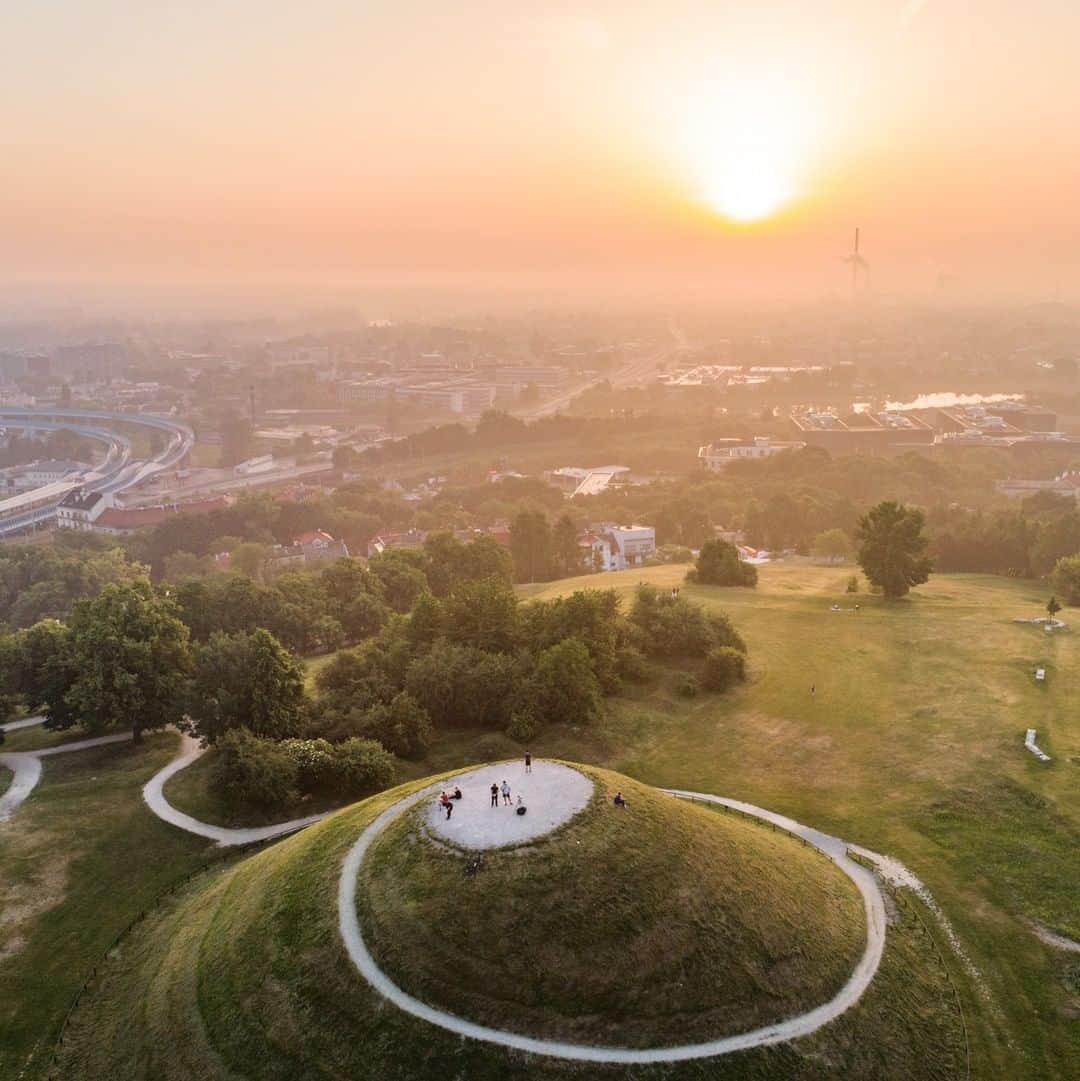 ルフトハンザさんのインスタグラム写真 - (ルフトハンザInstagram)「A unique view over the city – the four famous hills of Kraków are the best spots to enjoy the sunrise and sunset. #Lufthansa #CityOfTheMonth #Kraków」8月14日 21時01分 - lufthansa