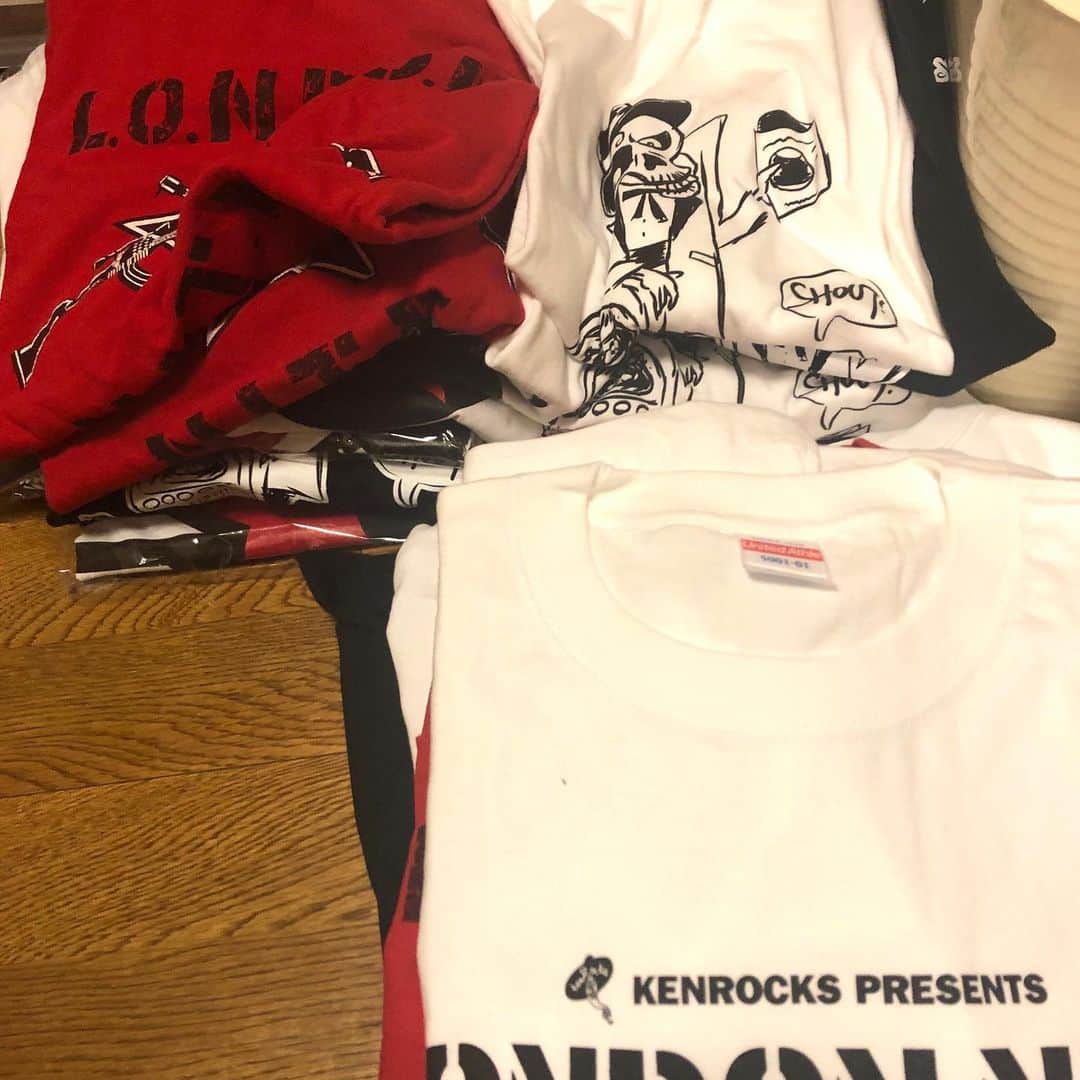 Kensho Onukiさんのインスタグラム写真 - (Kensho OnukiInstagram)「お待たせしましたー！ロンナイTシャツ・サマー・セットセール開始致しまーす。2枚セットにワタシ謹製「燃える男のロケンロー」スペシャルCD付き。詳しくはココのプロフィールにある公式ネットショップで！17日土曜からスタート。よろしくお願いしますねー！#londonnite #tshirt #summersale ＃大貫特製サウンド #おまけ #TシャツとCD付き」8月14日 21時03分 - kensho_onuki