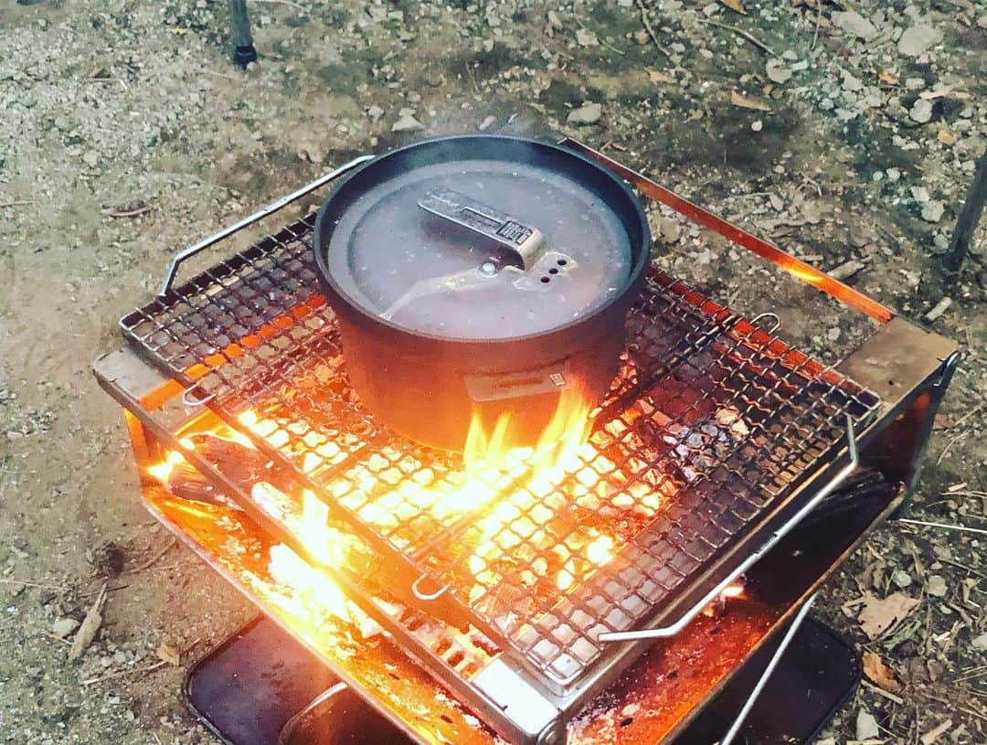 宮﨑香蓮さんのインスタグラム写真 - (宮﨑香蓮Instagram)「先日、キャンプデビュー⛺️🌲 しちゃったよ！！！！！ 火にカルシファーと名付け 火番のつとめこなしましたよ！！！ アクアパッツァもカレーも焼マシュマロも 朝のホットサンドとコーヒーも 全部最高だったんですけれど、  何よりも  火見たり星見たり🔥⭐︎🌲🕊 木に囲まれて ともだちとしゃべって だらだらご飯つついて 朝は鳥のさえずりで起きて ってのが 「「「キャンプ最高か」」」 ってなりました。 また行きたい。  最後の写真、 見ると幸せになれるんだって☺️ #キャンパーになりたい #カルシファーはともだち #キャンプ#snowpeak」8月14日 21時03分 - karen_miyazaki_official