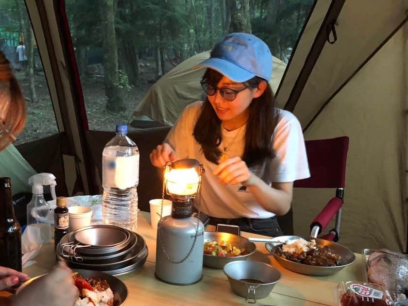 宮﨑香蓮さんのインスタグラム写真 - (宮﨑香蓮Instagram)「先日、キャンプデビュー⛺️🌲 しちゃったよ！！！！！ 火にカルシファーと名付け 火番のつとめこなしましたよ！！！ アクアパッツァもカレーも焼マシュマロも 朝のホットサンドとコーヒーも 全部最高だったんですけれど、  何よりも  火見たり星見たり🔥⭐︎🌲🕊 木に囲まれて ともだちとしゃべって だらだらご飯つついて 朝は鳥のさえずりで起きて ってのが 「「「キャンプ最高か」」」 ってなりました。 また行きたい。  最後の写真、 見ると幸せになれるんだって☺️ #キャンパーになりたい #カルシファーはともだち #キャンプ#snowpeak」8月14日 21時03分 - karen_miyazaki_official