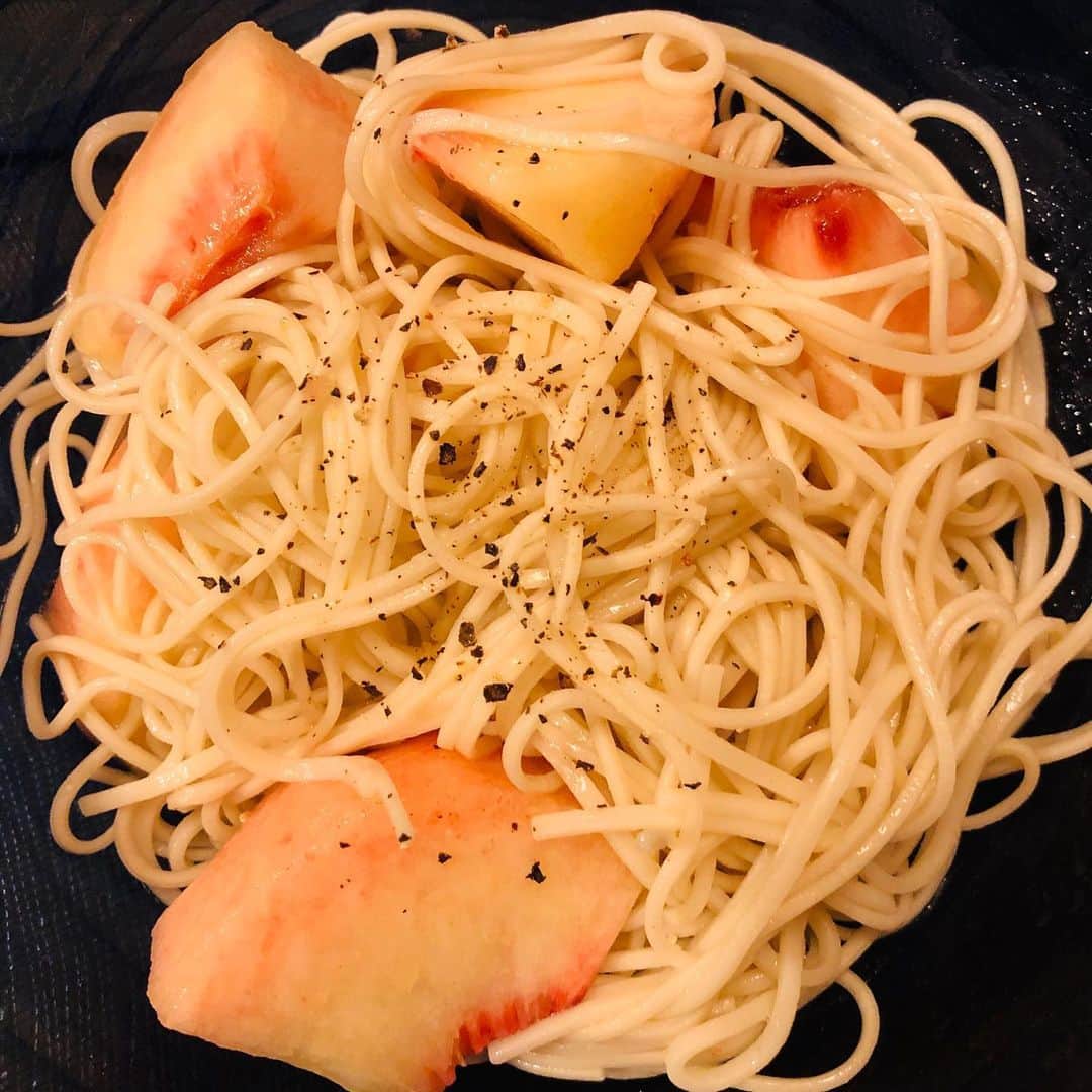 池田有希子さんのインスタグラム写真 - (池田有希子Instagram)「福島市から桃が届きました🍑ありがとうございます！固めの甘い桃。早速お蕎麦に。茹でたお蕎麦に桃、美味しいオリーブオイル、ちょっとの塩と胡椒。最高。  #ふるさと納税 #fukushima #peach」8月14日 21時12分 - yukikoikeda