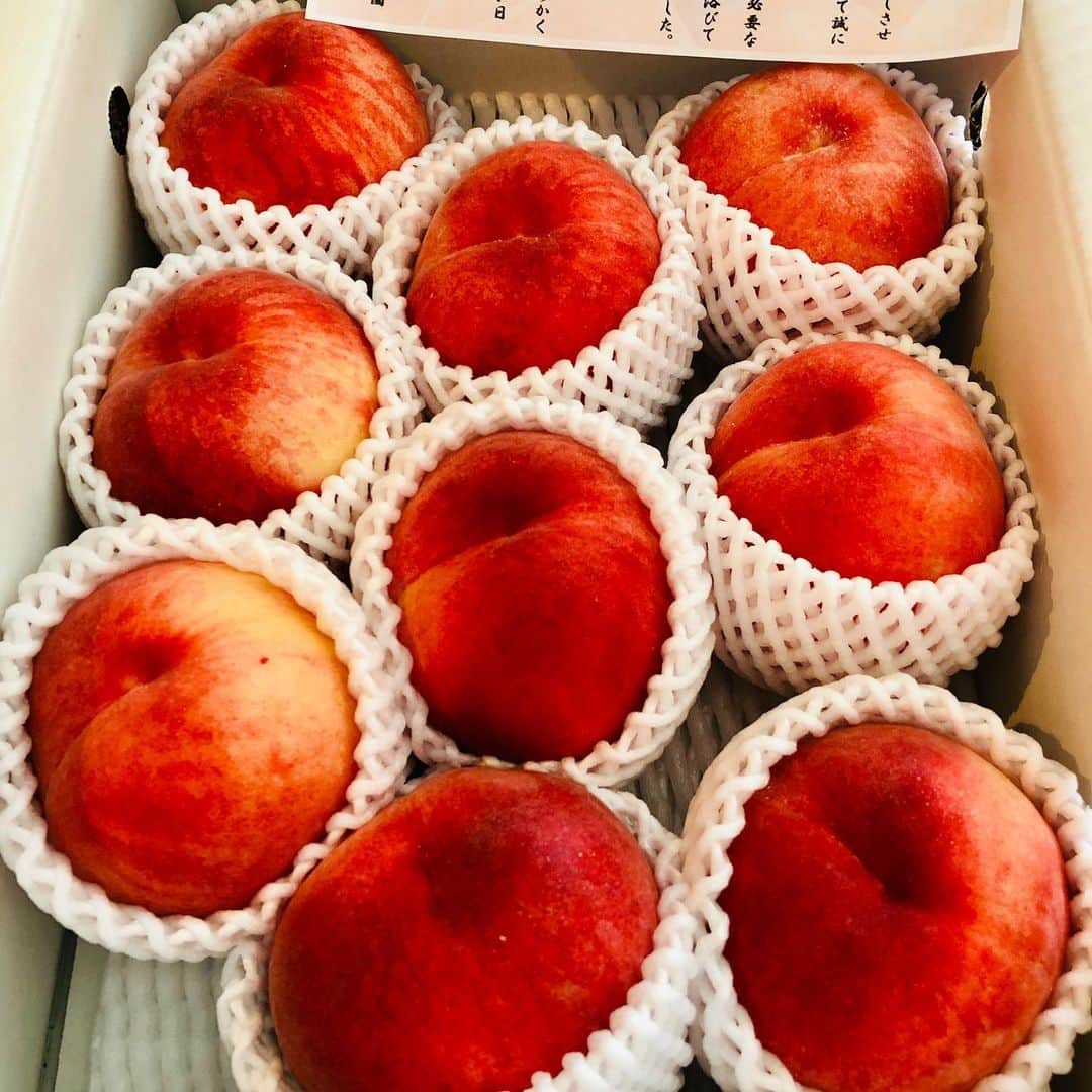 池田有希子のインスタグラム：「福島市から桃が届きました🍑ありがとうございます！固めの甘い桃。早速お蕎麦に。茹でたお蕎麦に桃、美味しいオリーブオイル、ちょっとの塩と胡椒。最高。  #ふるさと納税 #fukushima #peach」