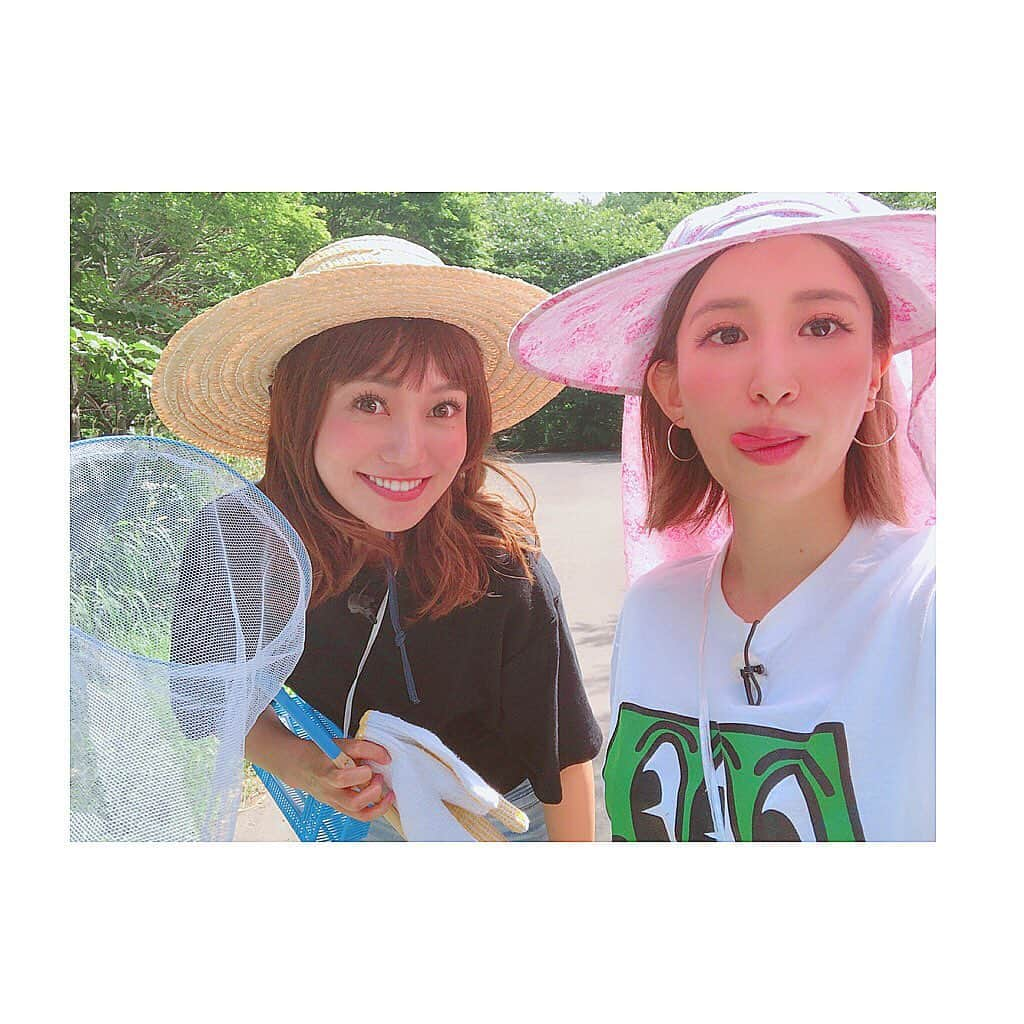 伊藤沙菜さんのインスタグラム写真 - (伊藤沙菜Instagram)「・ 夏休み特別企画 ジョシスタ的【こんちゅうの森】🐛✨ ㅤㅤㅤㅤㅤㅤㅤㅤㅤㅤㅤㅤㅤ 先日のジョシスタ観てくれたみなさん ありがとうございました💁🏻‍♀️ ㅤㅤㅤㅤㅤㅤㅤㅤㅤㅤㅤㅤㅤ 早速何個か文句を言いたいのだが まず 夏休み中の子どもたちに向けての企画でしたが そもそも深夜番組なので子どもは寝ている件💁🏻‍♀️ ㅤㅤㅤㅤㅤㅤㅤㅤㅤㅤㅤㅤㅤ そして じゃんけんに負けたわけでもなく 何かに負けた罰ゲームでもなんでもないのに なぜか5人の中であたしだけ 虫除けスプレー→ハッカの飴 麦わら帽子→最近ではなかなか見られないピンクのサンバイザー 軍手→あたしだけ指のところが切られてて虫触れないだろ状態 虫取り網→金魚などとる小さい網 虫カゴ→スタッフお手製のジップロックにスズランテープをガムテープで貼った謎の袋  が用意されておりそれを身につけ💁🏻‍♀️ ㅤㅤㅤㅤㅤㅤㅤㅤㅤㅤㅤㅤㅤ きっと誰よりも頑張ったのに 頑張ったメンバーに選んでもらえず イモムシの素揚げを食べさせられ💁🏻‍♀️ ㅤㅤㅤㅤㅤㅤㅤㅤㅤㅤㅤㅤㅤ スタートからラストまで ふざけ倒している回になりました🤗💢爆笑 ㅤㅤㅤㅤㅤㅤㅤㅤㅤㅤㅤㅤㅤ ですがいつもよりメッセージの反応も良くて 結果頑張ってよかったじゃねーかい💙 というお話にまとめさせていただきたいわけで💁🏻‍♀️爆笑 ㅤㅤㅤㅤㅤㅤㅤㅤㅤㅤㅤㅤㅤ 本当にジョシスタってふざけてるよな🙄❤️爆笑 ㅤㅤㅤㅤㅤㅤㅤㅤㅤㅤㅤㅤㅤ 8年間ずっとふざけてるべ🙄❤️爆笑 ㅤㅤㅤㅤㅤㅤㅤㅤㅤㅤㅤㅤㅤ 年々ふざけ倒してる🙄❤️爆笑 ㅤㅤㅤㅤㅤㅤㅤㅤㅤㅤㅤㅤㅤ これからもみなさんの深夜のオアシス（？）番組として頑張りますので 何卒よろしくお願いします🙇🏼‍♀️🙇🏼‍♀️🙇🏼‍♀️✨ p.s あたしが1番頑張ったと言いましたが クモを食べさせられて 激おこぷんぷんまるだったえつこが最終的にはまぢで頑張ったと思います💁🏻‍♀️爆笑 ㅤㅤㅤㅤㅤㅤㅤㅤㅤㅤㅤㅤㅤ」8月14日 21時22分 - 37room_official