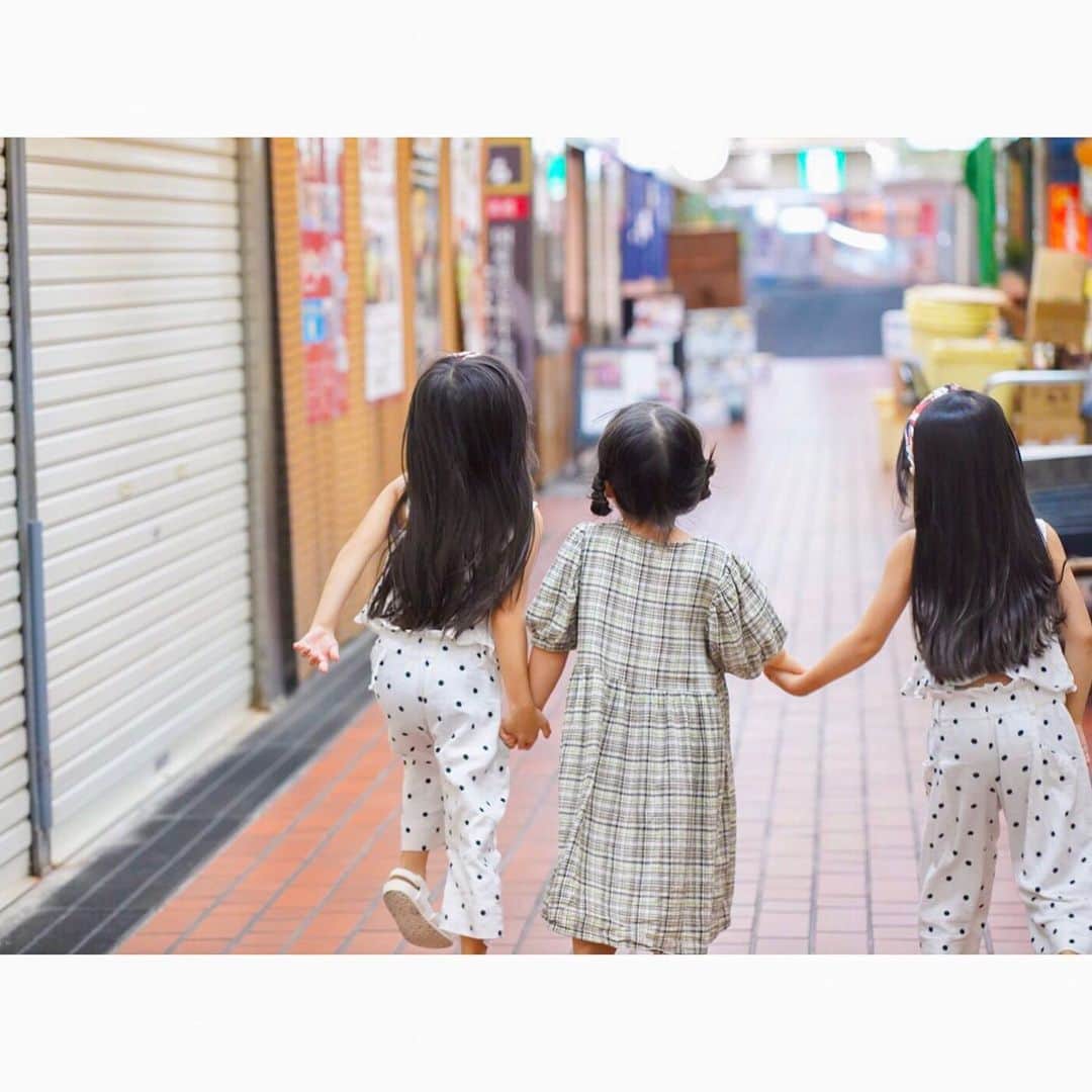 Kyooonさんのインスタグラム写真 - (KyooonInstagram)「お盆休み🍉帰省中の ﻿ @yukikuu96 ちゃん親子に会えました♡﻿ ﻿ ﻿ 初めて会った時は長女が2歳頃かな👧﻿ 住んでる場所は遠いけど、こうして三姉妹ちゃんの帰省中や私達が東京に遊びに行ったときとかに年に数回会えるのが本当に楽しみ✨﻿ ﻿ ﻿ お姉ちゃんは面倒みが良くて優しくて毎回たくさん遊んでくれるし、今回は双子ちゃんとも手を繋いで走ったり会う度にどんどん仲良くなっていくのも嬉しい♡﻿ ハワイのお土産を沢山もらってさっそくシールで盛り上がってた🥰﻿ ﻿ ﻿ あまりの暑さに街に連れ出す勇気がなく☀️😖☀️次女はお留守番してもらってたので次回は一緒に遊べたらいいな👶 もう少ししっかり歩けるようになったら次女もディズニーデビューさせたいなぁ✨🏰 ﻿ ﻿ ﻿」8月14日 21時16分 - fancykyon