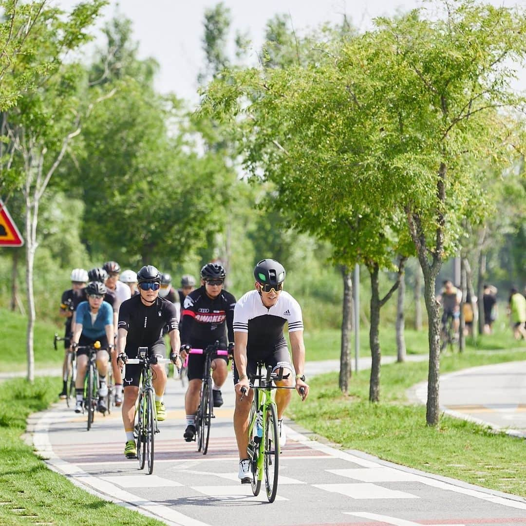 ジヌションさんのインスタグラム写真 - (ジヌションInstagram)「🚴‍♂️ 8월15일 아침 6시 81.5km 라이딩 내일 비 소식이 있어서 따로 모집은 안 하겠습니다. 저는 비가 오지 않으면 라이딩 나가고 비가 오면 81.5km 실내 라이딩 할 예정입니다.」8月14日 21時18分 - jinusean3000