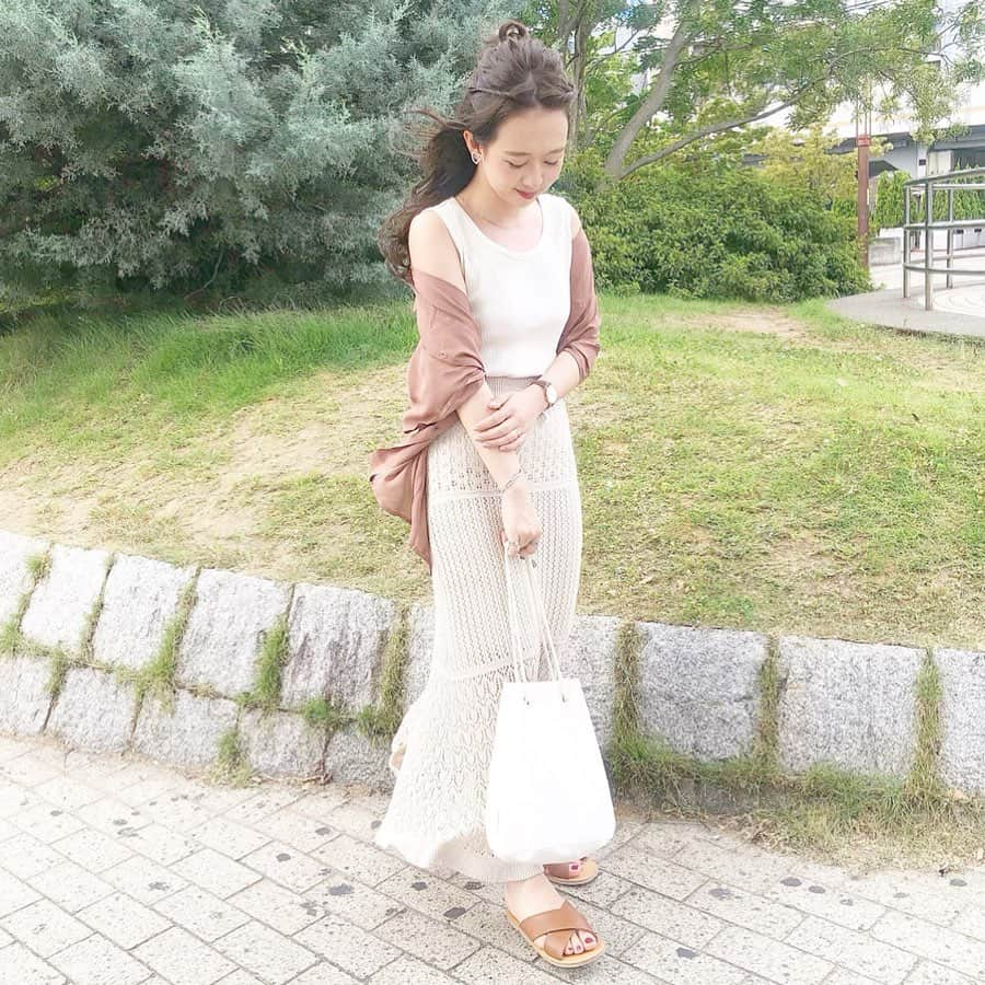 haruさんのインスタグラム写真 - (haruInstagram)「ㅤㅤㅤㅤㅤㅤㅤㅤㅤㅤㅤㅤㅤ ㅤㅤㅤㅤㅤㅤㅤㅤㅤㅤㅤㅤㅤ ㅤㅤㅤㅤㅤㅤㅤㅤㅤㅤㅤㅤㅤ #ootd ㅤㅤㅤㅤㅤㅤㅤㅤㅤㅤㅤㅤㅤ トップス と スカート 、両方 GU の プチプラコーデ☺💙 ㅤㅤㅤㅤㅤㅤㅤㅤㅤㅤㅤㅤㅤ シャツは大好きな @pageboy_pr 🧡 とろみシャツって言うのかな﹖生地が柔らかくてすき😊💕 ㅤㅤㅤㅤㅤㅤㅤㅤㅤㅤㅤㅤㅤ ㅤㅤㅤㅤㅤㅤㅤㅤㅤㅤㅤㅤㅤ ❤︎ tops : #gu → #リブタンクトップnc  Sサイズ ¥990 + tax ❤︎ skirt : #gu → #透かし編みニットスカート Sサイズ ¥1990 + tax ❤︎ shirt : #pageby → #カイキンシャツSS ¥4212 ❤︎ bag : #sunnyclouds → ¥2376 ❤︎ sandal : #grl → #クロスベルトデザインフラットサンダル ¥1099 ㅤㅤㅤㅤㅤㅤㅤㅤㅤㅤㅤㅤㅤ ㅤㅤㅤㅤㅤㅤㅤㅤㅤㅤㅤㅤㅤ ヘアアレンジ は ハーフお団子で🌸 ㅤㅤㅤㅤㅤㅤㅤㅤㅤㅤㅤㅤㅤ スカート丈長めなので エスカレーターとか気をつけてください🤭☜﻿ ( 自転車に続き、巻き込まれてドロドロなりました😂 ) ㅤㅤㅤㅤㅤㅤㅤㅤㅤㅤㅤㅤㅤ #harucd ㅤㅤㅤㅤㅤㅤㅤㅤㅤㅤㅤㅤㅤ」8月14日 21時19分 - __haru3