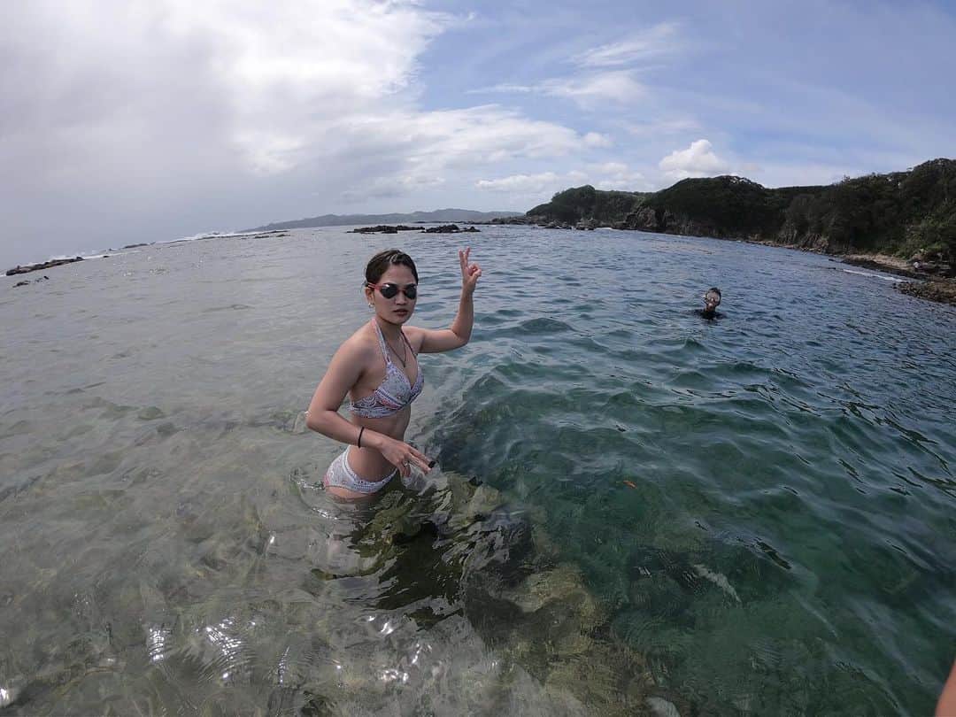 大関れいかさんのインスタグラム写真 - (大関れいかInstagram)「. ゴーグルで海を泳ぐくそブスの様子。 お前はビキニ着るな🤝 現役の頃のこの競泳ゴーグルが 一番落ち着くの笑う〜〜 #海がプールと思うやつ#海でバタフライ #summervacation#japan#sea#shizuoka」8月14日 21時21分 - _reikaoozeki