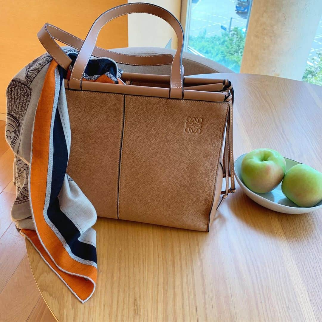 神山まりあさんのインスタグラム写真 - (神山まりあInstagram)「You got me, @loewe 😍😍 可愛くてクラシックで品のあるバッグ。もう離せない🙌  #love #fashion #loewe #cushiontote #クッショントート #ロエベ #mom #happy #一目惚れ」8月14日 21時21分 - mariakamiyama