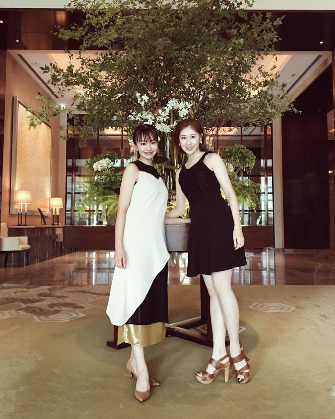 舞雛かのんさんのインスタグラム写真 - (舞雛かのんInstagram)「❤︎❤︎ あゆに誘ってもらって、 Palace Hotel Tokyoの 中華でランチしました🍴. . 3枚目は、2日前にスタバでお茶した時に🐰になったやつ. . 最近いっぱい会えて嬉しい❤︎. . #永島あゆみ #宝塚同期 #99期 #palacehoteltokyo  #誘ってくれてありがとう」8月14日 21時22分 - mizho_601