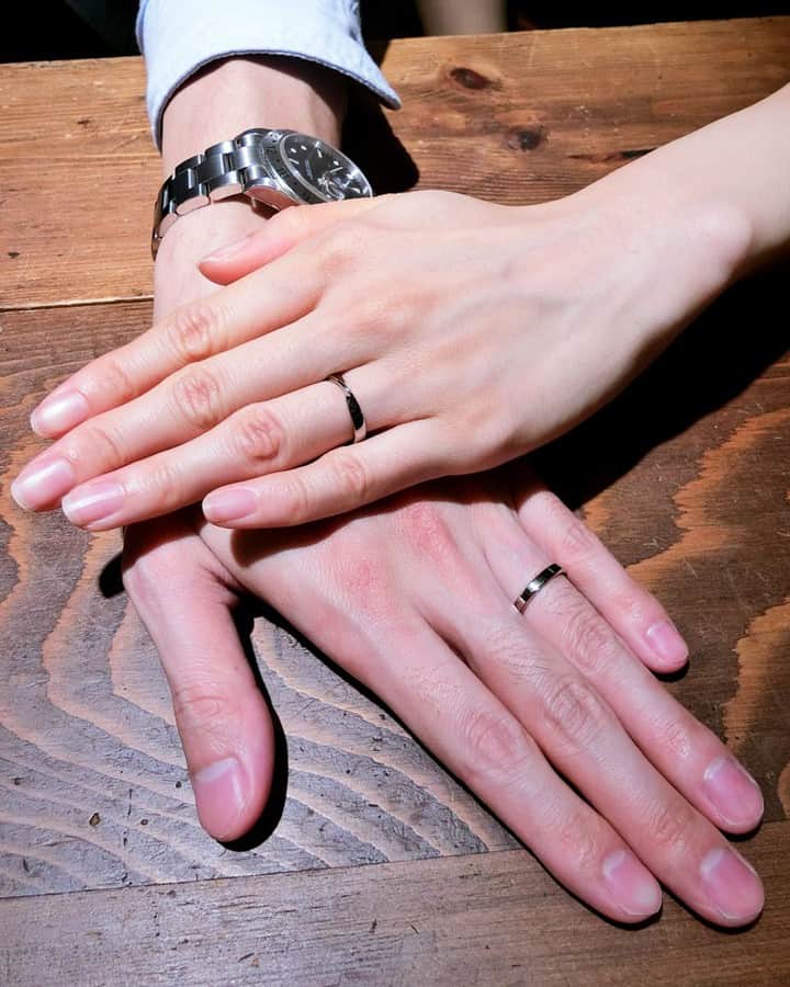 ith / イズ オーダメイド結婚指輪さんのインスタグラム写真 - (ith / イズ オーダメイド結婚指輪Instagram)「“ 手が綺麗に見える！” と 試着してすぐに気に入ってくださった 結婚指輪のデザイン。 . シンプルなデザインほど、 ちょっとしたかたちの違いが お手元の印象を左右します。 . 見て・触れて・試着して、 ご自身にぴったりのデザインを 見つけていただきました。 . . ▽ 指輪について 結婚指輪(男性)：トレモロ K18：111,000円〜 . 結婚指輪(女性)：メビウス ウーノ K18：102,000円〜 . . 公式ハッシュタグ🤳✨ #イズマリッジ . . #結婚指輪 #婚約指輪 #プロポーズ  #マリッジリング #エンゲージリング  #指輪 #ダイヤモンド #ブライダルジュエリー  #婚約 #プレ花嫁 #ペアリング #指輪選び  #ウェディングドレス #ナチュラルウェディング  #指輪探し #結婚指輪探し #ゴールドリング  #オーダーメイドリング #結婚式準備  #ウェディング小物 #花嫁 #2019秋婚 #2019冬婚 #2020春婚 #一生もの #ホワイトゴールド #メンズリング #大人婚」8月14日 21時25分 - ith_marriage