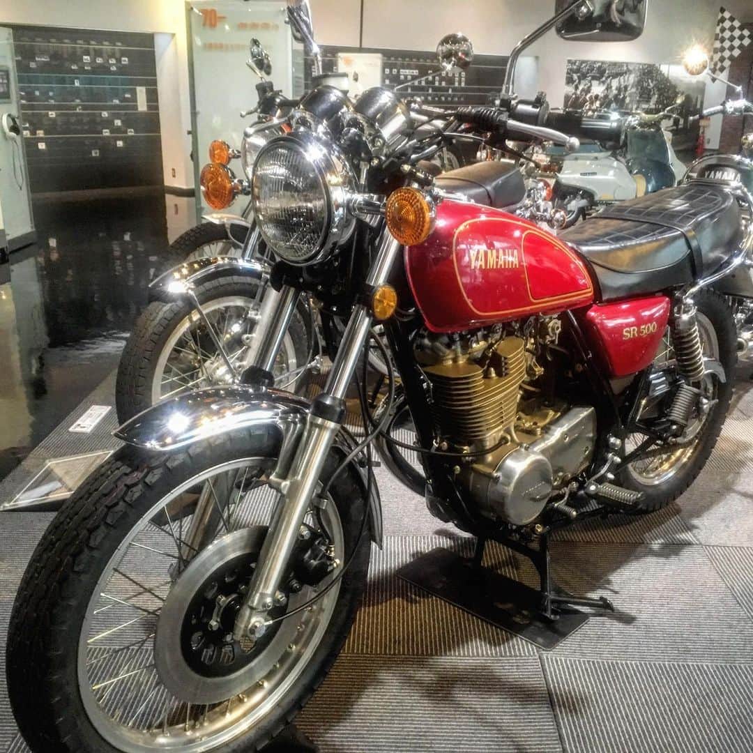 のインスタグラム：「＼正解発表／ヤマハバイクヒストリークイズ第5回への参加ありがとうございました！  さて、第5回クイズの正解は…SR500(1978年)でした！ . . ———————————————— 4ストローク・エンデューロモデル、XT500で得たノウハウをオンロードに応用したスポーツモデル。軽量・スリム・コンパクトな車体、時代の流行に左右されない普遍性のあるシンプルなスタイリング、ビッグシングルならではのトルクと鼓動感のある加速フィーリングが独自のファン層を獲得した。日本の免許制度に対応した排気量違いのSR400も40年にわたって愛され、ヤマハ屈指のロングセラーモデルとなった。 ———————————————— . . いつも以上に多くの方からクイズにご参加いただき、改めてSRシリーズが長く愛されてきたことを実感しております😳✨こちらSR500初期型は、1998年には20th anniversaryとして復刻カラーで発売もされております☺️！いいなぁ、一度は乗ってみたいなぁ…🥺それでは第6回をお楽しみに！  #ヤマハバイクヒストリークイズ #SR500 #SR400の原点 #ヤマハ #ヤマハが美しい #ヤマハの歴史 #コミュニケーションプラザ #クラシックバイク #yamaha #yamahamotocycle #history #communicationplaza #classicbike #classicmotorcycle #instamoto」