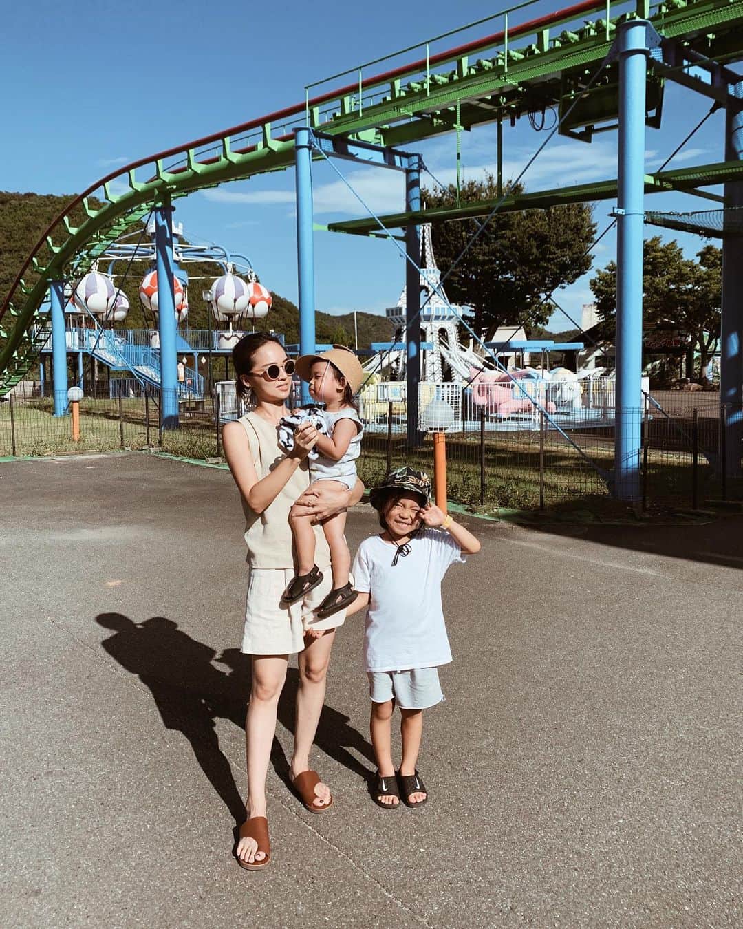 のインスタグラム：「3人で撮った写真はこの1枚だけ 笑 「じぃじも撮る？」って、お父さんに聞いたけど、「いや、もうええわ💦」って言われるくらいの強烈な暑さだった 笑 #暑過ぎて寒気したのは久しぶり #扇ぎ過ぎて扇子破壊 ・ ・ ・ #姫路セントラルパーク #姫セン #ひめせん #himejicentralpark #姫セン #男の子ママ #son #5歳3ヶ月 #5yearsold #2歳1ヶ月 #夏休み #猛暑 #夏の思い出」