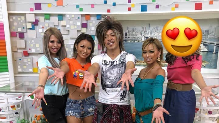 フジテレビアナウンサーのインスタグラム：「👩🏼﻿ 藤本万梨乃です！﻿ 本日24:25〜24:55放送予定の﻿ MATSUぼっち 『芸能界ギャル化計画』﻿ に出演させていただきます✨﻿ タイトルを見て分かる通り、、、﻿ ギャルメイクに挑戦😳😳😳﻿ 強めギャル三姉妹の皆さんのお陰で、新たな自分を見つけることが出来ました。。。﻿ やりきった！と思える収録でした！﻿ なかなか見られないふじもとの姿をお見せできると思います！﻿ 是非ご覧ください💕﻿ ﻿ #MATSUぼっち﻿ #ギャル﻿ #藤本万梨乃﻿ #フジテレビアナウンサー」