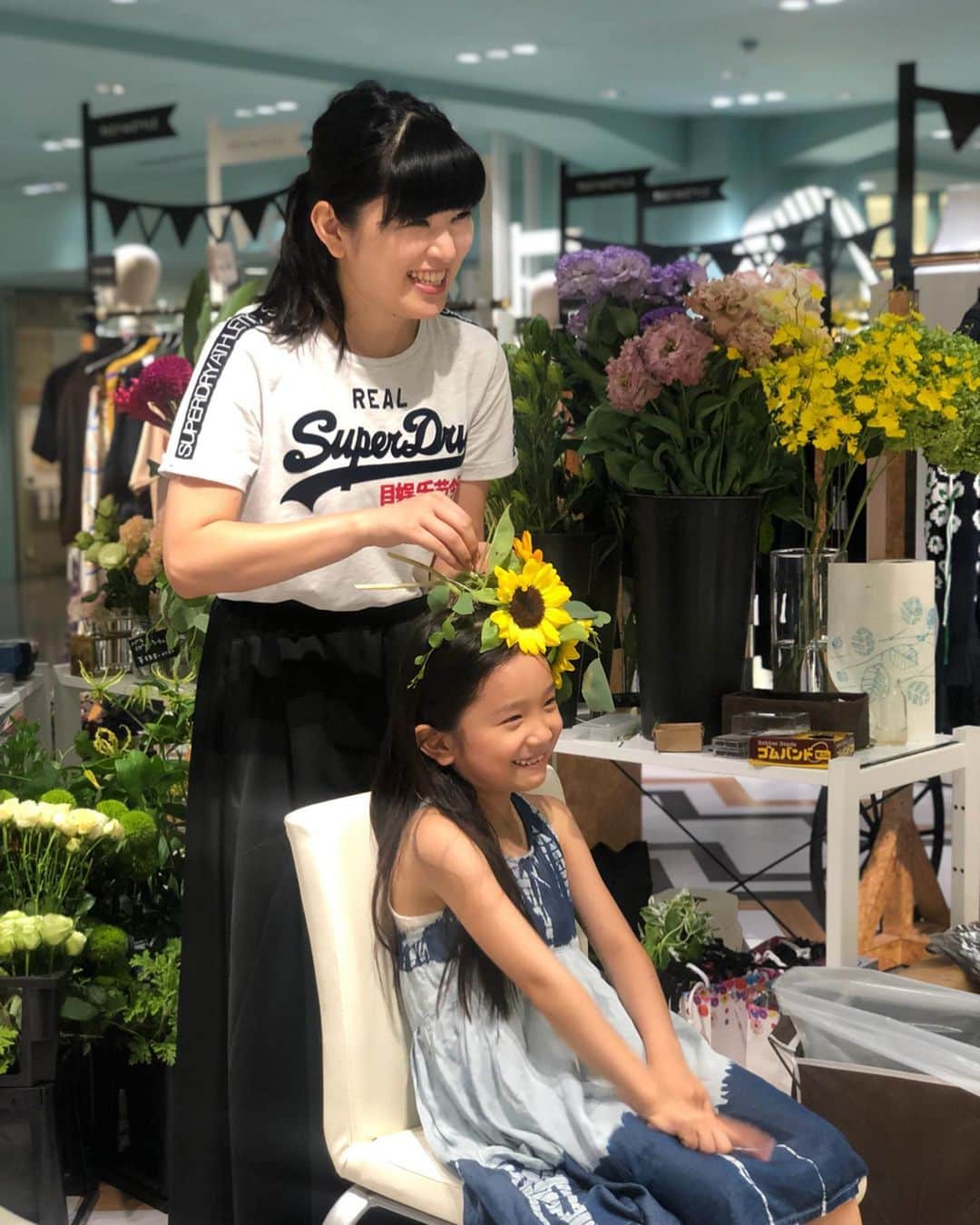 丸山悠美さんのインスタグラム写真 - (丸山悠美Instagram)「ママに合うお花選ぶね、と @chihiro_seiwa さんと相談しながら悩み中💭﻿ ﻿ ほほえましい🌸﻿ ﻿ 「小さい時にママは何になるのが夢だった？」﻿ 「うーん、お花屋さんかなぁ？◯◯ちゃんは？」﻿ 「あのねー、ヤンキーになりたい！面白いから」﻿ ﻿ 一気に不安になりました😂﻿ ﻿ 子供の花衣可愛いなぁ。﻿ ﻿ 9月にヘッド&ボディも選べるメイク付き花衣撮影体験会が開催されるそうです💐﻿ @hanagoromo_luna_fleuge . ﻿ ﻿ #花衣 #LunaFleuge #ルナフルージュ#プレゼント #花 #親子 #記念写真 #ママ #女の子ママ #kids #mama #happy #flower #花好きな人と繋がりたい #お花屋さん #ひまわり #ootd #flowerstagram #コーディネート #花のある暮らし #ブーケ #gift #flowers #flowerart #instagood #flowerstagram #portrait  #summer #渋谷 #西武渋谷  #清和千尋 さん」8月14日 21時30分 - maruyumi
