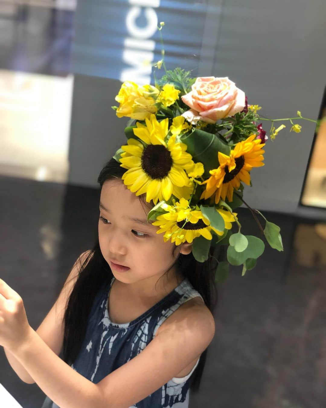 丸山悠美さんのインスタグラム写真 - (丸山悠美Instagram)「ママに合うお花選ぶね、と @chihiro_seiwa さんと相談しながら悩み中💭﻿ ﻿ ほほえましい🌸﻿ ﻿ 「小さい時にママは何になるのが夢だった？」﻿ 「うーん、お花屋さんかなぁ？◯◯ちゃんは？」﻿ 「あのねー、ヤンキーになりたい！面白いから」﻿ ﻿ 一気に不安になりました😂﻿ ﻿ 子供の花衣可愛いなぁ。﻿ ﻿ 9月にヘッド&ボディも選べるメイク付き花衣撮影体験会が開催されるそうです💐﻿ @hanagoromo_luna_fleuge . ﻿ ﻿ #花衣 #LunaFleuge #ルナフルージュ#プレゼント #花 #親子 #記念写真 #ママ #女の子ママ #kids #mama #happy #flower #花好きな人と繋がりたい #お花屋さん #ひまわり #ootd #flowerstagram #コーディネート #花のある暮らし #ブーケ #gift #flowers #flowerart #instagood #flowerstagram #portrait  #summer #渋谷 #西武渋谷  #清和千尋 さん」8月14日 21時30分 - maruyumi