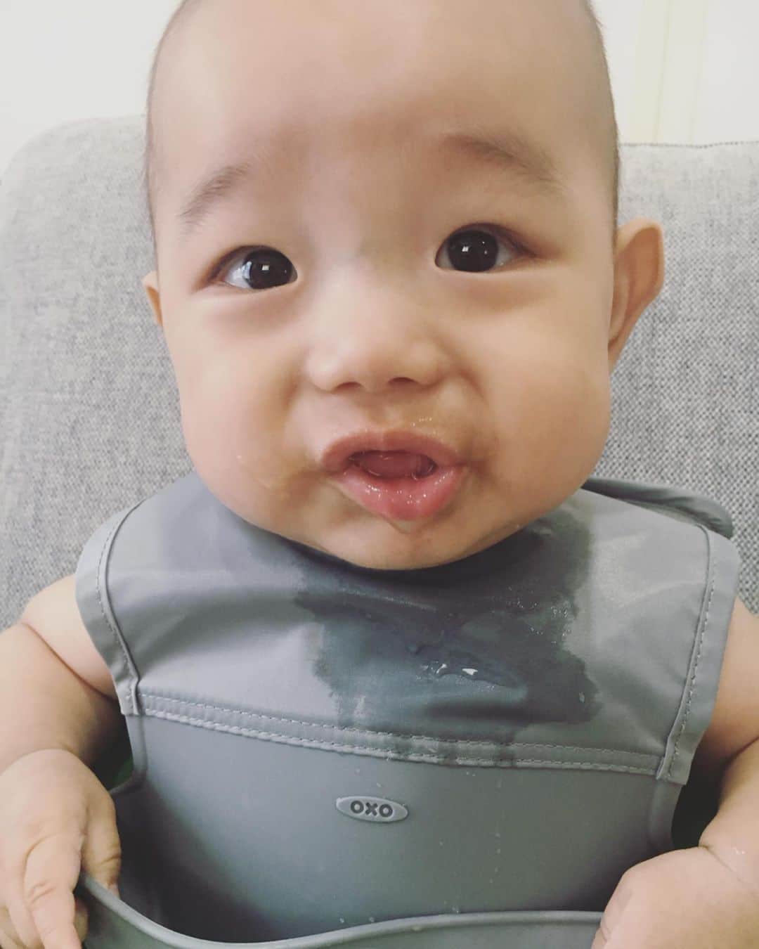 平山奈美のインスタグラム：「初めての離乳食いい顔してくれた🥴🥴 .  #どんな顔  #興味はあるらしい #最後カメラに気付づかれた .  #離乳食 #離乳食初期 #初めての離乳食 #りんご #手抜き #キューピーベビーフード #ベビーフード #オクソー #エプロン #赤ちゃんのいる暮らし #新米ママ #男の子ベビー #男の子ママ #baby #boy #home #love #justbaby #oxo #eating #babyfood #mylove」