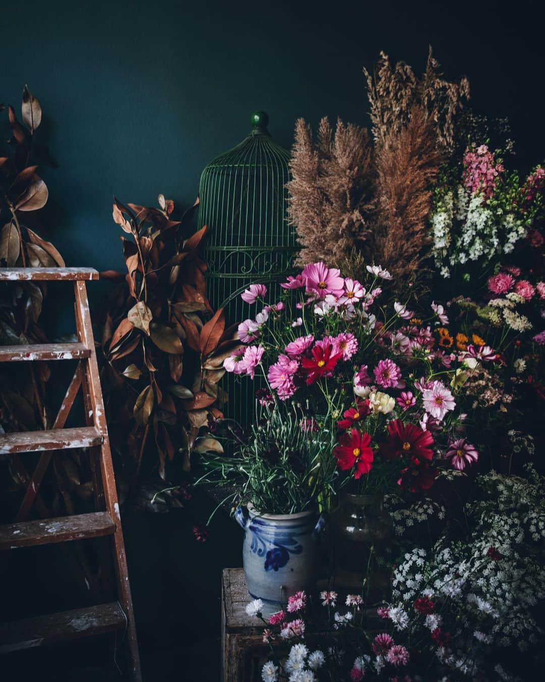 Linda Lomelinoさんのインスタグラム写真 - (Linda LomelinoInstagram)「In paid collaboration with @malmotown - A few more favorites from my recent trip to Malmö! I finally got to visit @florista_malmo, the most beautiful flower shop ever (with the cutest shop dog ”guarding” the shop 😍😂). And the most dangerous shop of them all, @absmaland, filled with vintage furniture, ceramics, plants, good coffee and cinnamon buns 🙌🏼 #makeitmalmö」8月14日 21時31分 - linda_lomelino