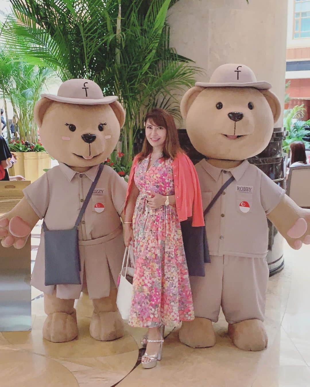 selfieneのインスタグラム：「#シンガポール 🇸🇬の﻿ ﻿ #ナショナルデー という事で﻿ #街中お祭りムード ﻿ ﻿ #フラートンホテル でも﻿ ﻿ #フラートンベア がお出迎え至る所に国旗🇸🇬が…﻿ ﻿ #国民のシンガポール愛ハンパない﻿ ﻿ ﻿ ﻿ #海外投資﻿ #海外移住 ﻿ #投資女子﻿ #海外旅行好きな人と繋がりたい﻿ ﻿ ﻿ ﻿ ⭐️海外リッチライフを手に入れたい方は﻿ こちらからLINE@に登録してね⭐️﻿ ↓↓↓﻿ @marigram_uu_」