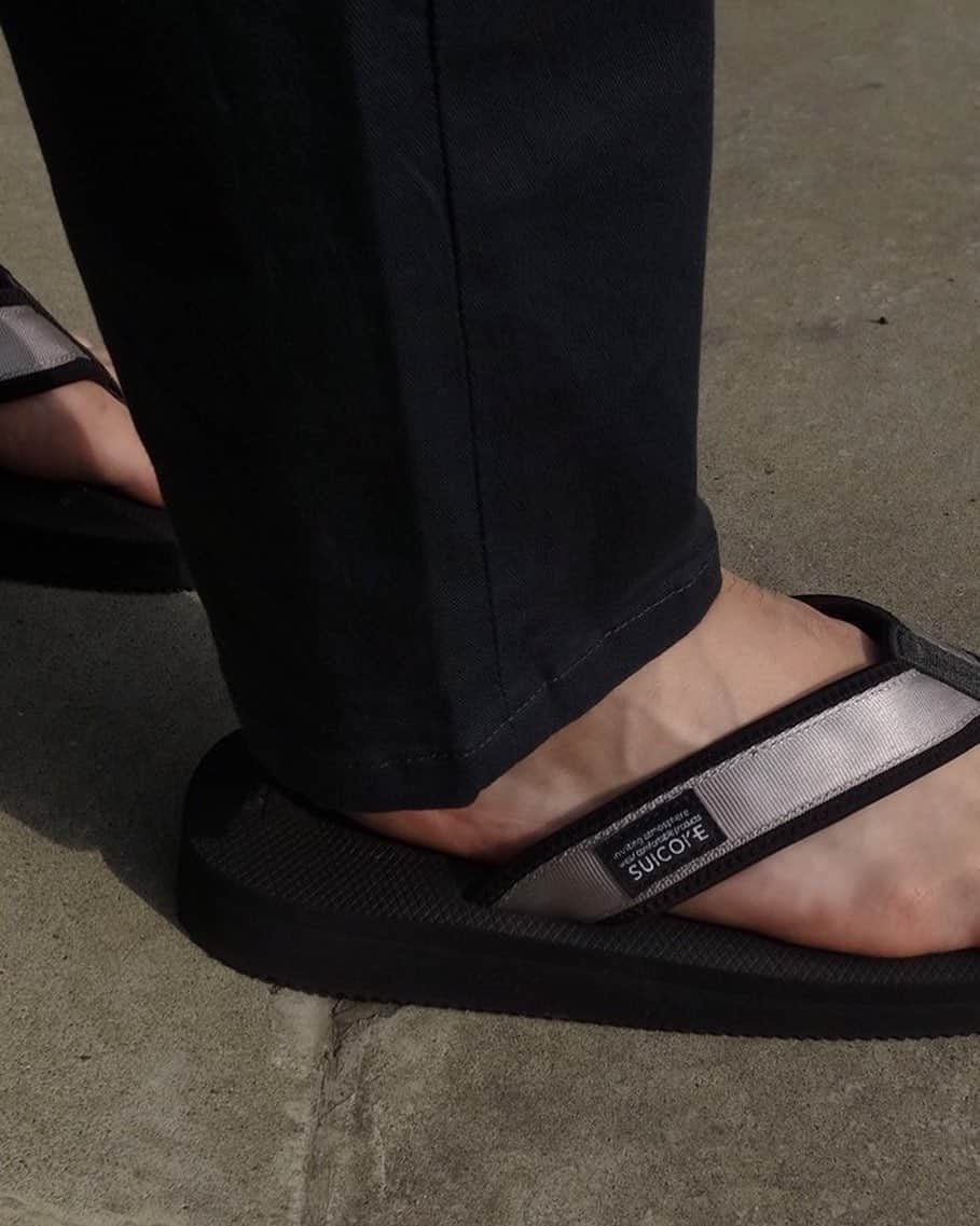 のインスタグラム：「"DELUXE / SUICOKE" ss19 collaboration with @suicoke_official 【http://www.deluxe.jp】 #deluxe #deluxe_jp #deluxe_pr #deluxe_19ss #Flowers #suicoke」