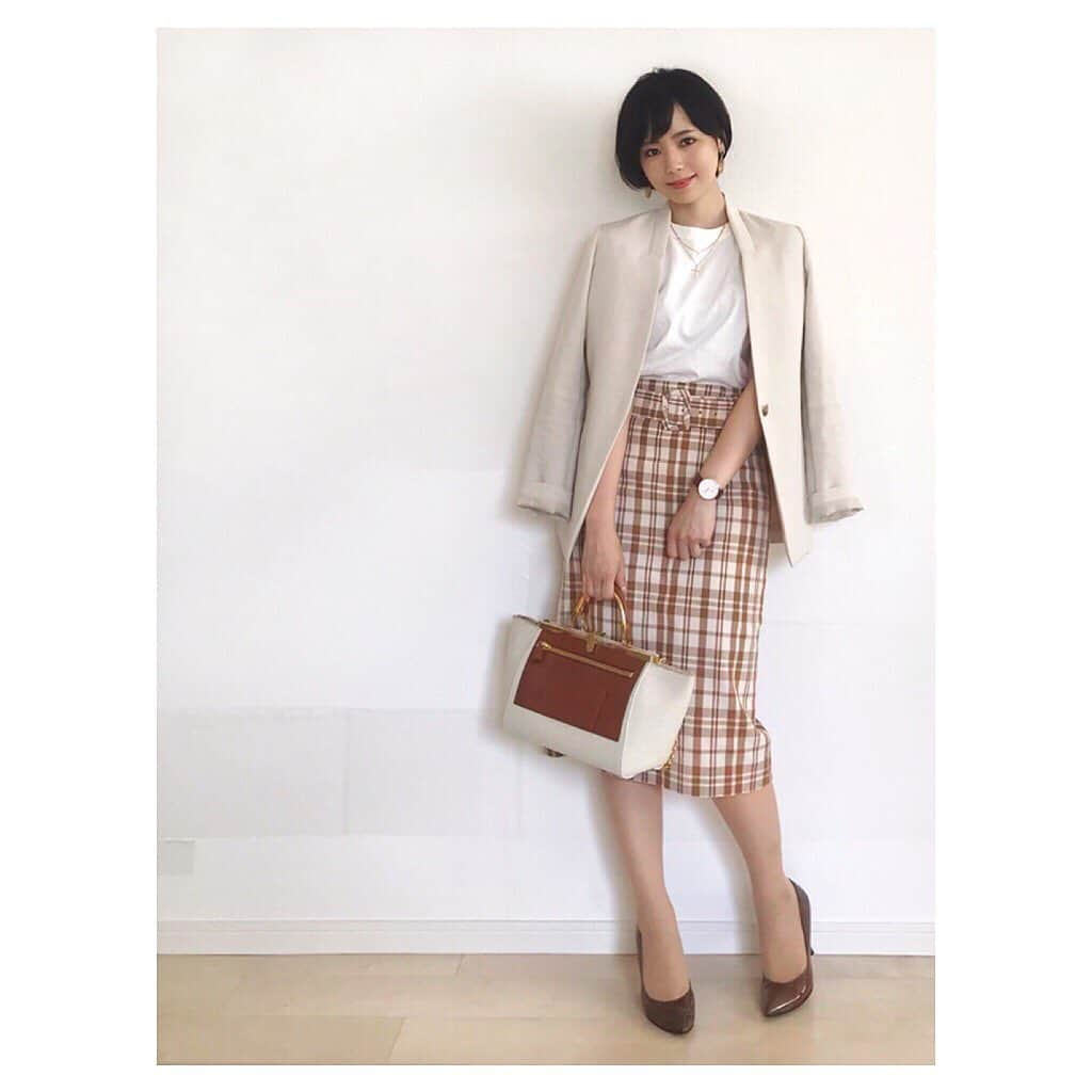 さやさんのインスタグラム写真 - (さやInstagram)「お盆も働いています🏀♥︎ #お仕事コーデ ・ t-shirt. #uniqlo skirt. #ofuon jacket. @allureville_official  pumps. #eizo bag. #zanchetti  pierce. #selene ring. #noirdepoupee  ring. #cuicui watch. #danielwellington ・ チェックスカートが主役のコーデ☻ タイトスカートには やっぱりポインテッドのハイヒールが1番合うなと思っています😌 この2つがコンサバなので 白T リネンジャケット キャンバスバッグなど カジュアルアイテムを合わせて 老け見えしないように……✴︎✧* カジュアルアイテム多めでも ワントーンなら綺麗かな👌🏻◎ ・ ネックレスが復活してきているので 最近合わせるのが楽しいです☺️✨ ・ ・ ・ #オフィスカジュアル #オフィスコーデ #通勤コーデ #olコーデ #ジャケットコーデ #ワントーンコーデ #白t #ユニクロ #メンズt #ユニジョ #ユニクロきれいめ部 #チェックスカート #リネンジャケット #allureville #内勤 #お盆」8月14日 21時33分 - saya_wear