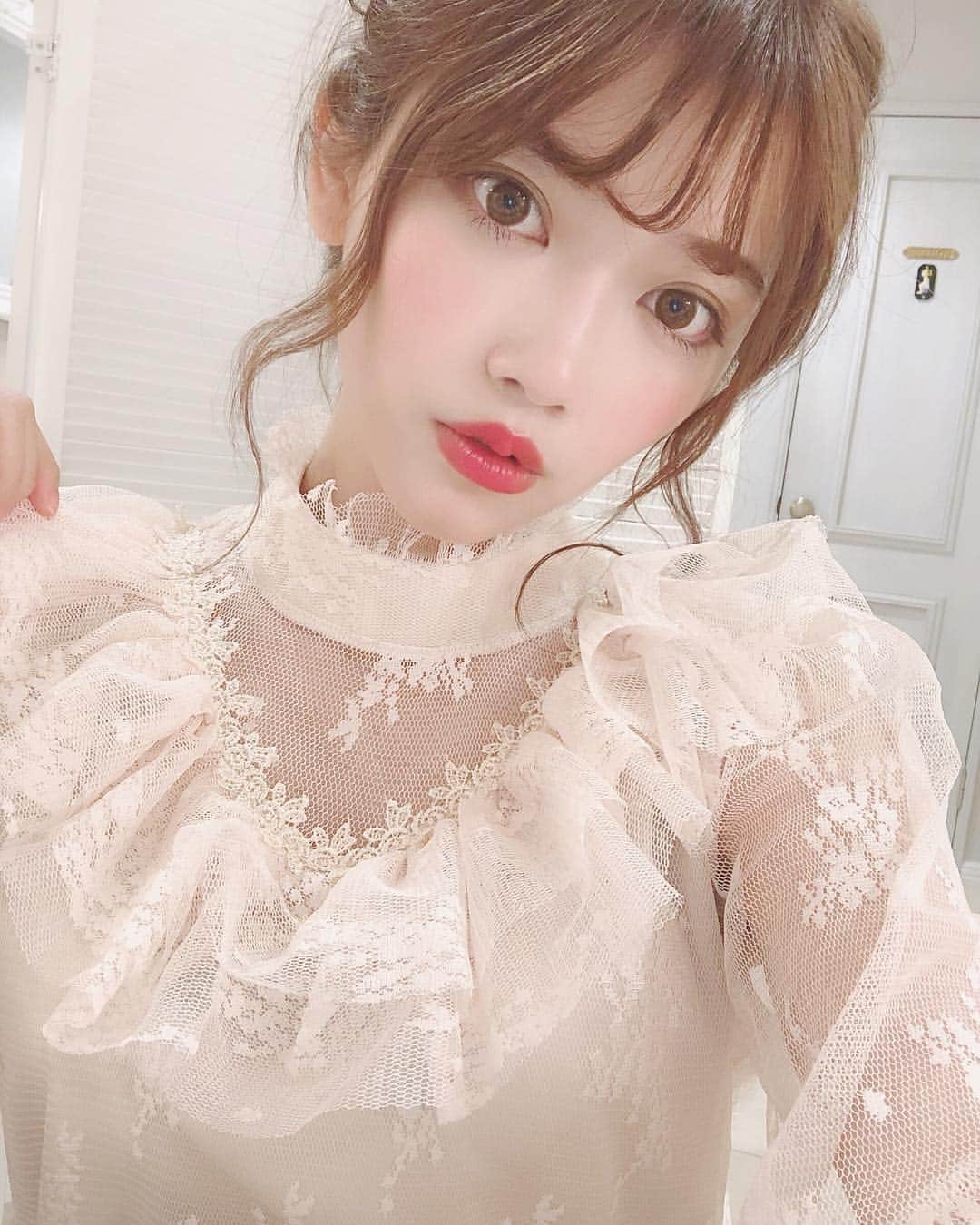 MICさんのインスタグラム写真 - (MICInstagram)「👀👀👀 . . 裸眼みたいに繊細なデザインのカラコンを見つけたʕʘ̅͜ʘ̅ʔ❤️ . #デコラティブアイズヴェール #ベイビーメープル ❤︎ . . ○着色直径 13.4㎜ ○DIA 14.1㎜ ○BC 8.7 . . ドットが極小で至近距離で見ても違和感なし！ ナチュラルに盛れるよ❤︎ 学生さんや カラコン初めての方にもおすすめ👀 . .  #decorativeeyesveil #デコラティブアイズヴェールベイビーメープル #デコラティブアイズ #おすすめ #美容 #おしゃれ #カラコンレポ #カラコンレビュー  #カラコン #ナチュラルカラコン #大人かわいい #大人女子カラコン #上品カラコン #色素薄い系 #色素薄い系カラコン #裸眼風 #裸眼風カラコン」8月14日 21時35分 - micmofmof