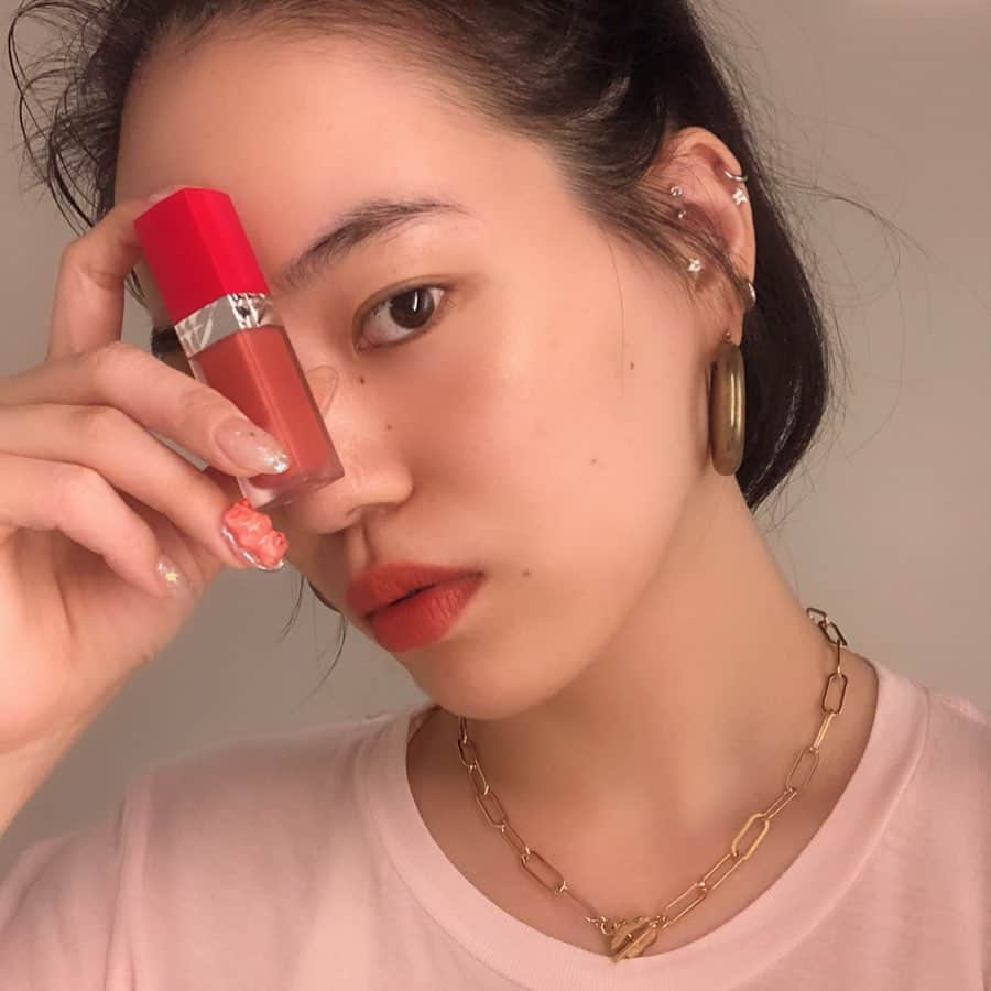 NASUさんのインスタグラム写真 - (NASUInstagram)「. :#accessory: gold pierce  小さいこまごましたのは韓国で買った物 狎鴎亭のお店の名前とかないような店😂 chouchou これも韓国で適当に購入。ブラウンが可愛くて🧸 necklace  花が可愛くてポチッとしました✈︎ . :#make: eye brow&eye SEPHORAで買ったクリアの下地 (最近は、クリアだけ、よれるから😂) . #lip @diormakeup  #ルージュディオールウルトラリキッド  1枚目の色味が860番FLIRT  ちょー繊細なglitter入り はっきりとした色で、でも濁りのない赤が好きなので好み❣️ ブラウンみのある色味が808CARESS いま人気のブラウン系、探してる人いそう、使いやすい色味で◎ つけたらマットなんだけどわたしは全く乾燥しなかった🌼 今日一日付け直さなくてもしっかり発色してました🏋️‍♀️ . #cheek&#highlight  パープルをhighlight ピンクを日焼けcheek風にいれてます🥰 最近はこればっかりのお気に入り🌼 . :#nail: 今回はクリアなラメベースにブルーのオーロラと クリアなクマ🧸をお持ち帰りしました💁🏻‍♀️ ずっとスカルプにしてます🤲 . . 急なわたしのきぶんの紹介でした🌼 #giftedbydior #nasupのきぶん」8月14日 21時37分 - nasup