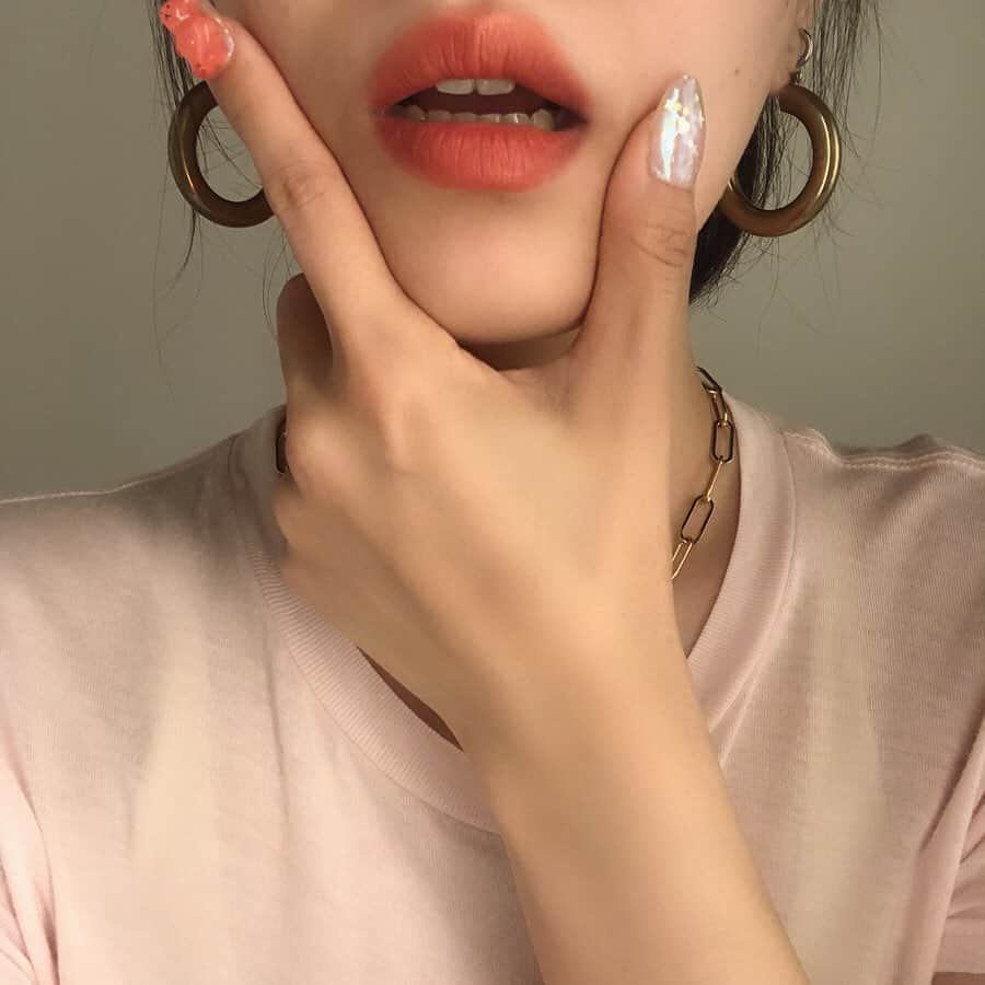 NASUさんのインスタグラム写真 - (NASUInstagram)「. :#accessory: gold pierce  小さいこまごましたのは韓国で買った物 狎鴎亭のお店の名前とかないような店😂 chouchou これも韓国で適当に購入。ブラウンが可愛くて🧸 necklace  花が可愛くてポチッとしました✈︎ . :#make: eye brow&eye SEPHORAで買ったクリアの下地 (最近は、クリアだけ、よれるから😂) . #lip @diormakeup  #ルージュディオールウルトラリキッド  1枚目の色味が860番FLIRT  ちょー繊細なglitter入り はっきりとした色で、でも濁りのない赤が好きなので好み❣️ ブラウンみのある色味が808CARESS いま人気のブラウン系、探してる人いそう、使いやすい色味で◎ つけたらマットなんだけどわたしは全く乾燥しなかった🌼 今日一日付け直さなくてもしっかり発色してました🏋️‍♀️ . #cheek&#highlight  パープルをhighlight ピンクを日焼けcheek風にいれてます🥰 最近はこればっかりのお気に入り🌼 . :#nail: 今回はクリアなラメベースにブルーのオーロラと クリアなクマ🧸をお持ち帰りしました💁🏻‍♀️ ずっとスカルプにしてます🤲 . . 急なわたしのきぶんの紹介でした🌼 #giftedbydior #nasupのきぶん」8月14日 21時37分 - nasup