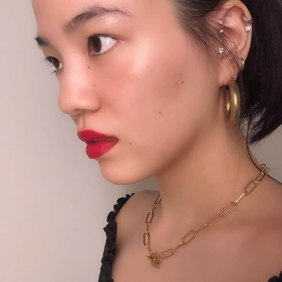 NASUさんのインスタグラム写真 - (NASUInstagram)「. :#accessory: gold pierce  小さいこまごましたのは韓国で買った物 狎鴎亭のお店の名前とかないような店😂 chouchou これも韓国で適当に購入。ブラウンが可愛くて🧸 necklace  花が可愛くてポチッとしました✈︎ . :#make: eye brow&eye SEPHORAで買ったクリアの下地 (最近は、クリアだけ、よれるから😂) . #lip @diormakeup  #ルージュディオールウルトラリキッド  1枚目の色味が860番FLIRT  ちょー繊細なglitter入り はっきりとした色で、でも濁りのない赤が好きなので好み❣️ ブラウンみのある色味が808CARESS いま人気のブラウン系、探してる人いそう、使いやすい色味で◎ つけたらマットなんだけどわたしは全く乾燥しなかった🌼 今日一日付け直さなくてもしっかり発色してました🏋️‍♀️ . #cheek&#highlight  パープルをhighlight ピンクを日焼けcheek風にいれてます🥰 最近はこればっかりのお気に入り🌼 . :#nail: 今回はクリアなラメベースにブルーのオーロラと クリアなクマ🧸をお持ち帰りしました💁🏻‍♀️ ずっとスカルプにしてます🤲 . . 急なわたしのきぶんの紹介でした🌼 #giftedbydior #nasupのきぶん」8月14日 21時37分 - nasup