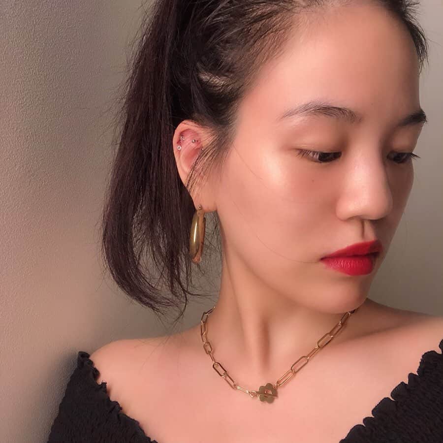 NASUさんのインスタグラム写真 - (NASUInstagram)「. :#accessory: gold pierce  小さいこまごましたのは韓国で買った物 狎鴎亭のお店の名前とかないような店😂 chouchou これも韓国で適当に購入。ブラウンが可愛くて🧸 necklace  花が可愛くてポチッとしました✈︎ . :#make: eye brow&eye SEPHORAで買ったクリアの下地 (最近は、クリアだけ、よれるから😂) . #lip @diormakeup  #ルージュディオールウルトラリキッド  1枚目の色味が860番FLIRT  ちょー繊細なglitter入り はっきりとした色で、でも濁りのない赤が好きなので好み❣️ ブラウンみのある色味が808CARESS いま人気のブラウン系、探してる人いそう、使いやすい色味で◎ つけたらマットなんだけどわたしは全く乾燥しなかった🌼 今日一日付け直さなくてもしっかり発色してました🏋️‍♀️ . #cheek&#highlight  パープルをhighlight ピンクを日焼けcheek風にいれてます🥰 最近はこればっかりのお気に入り🌼 . :#nail: 今回はクリアなラメベースにブルーのオーロラと クリアなクマ🧸をお持ち帰りしました💁🏻‍♀️ ずっとスカルプにしてます🤲 . . 急なわたしのきぶんの紹介でした🌼 #giftedbydior #nasupのきぶん」8月14日 21時37分 - nasup
