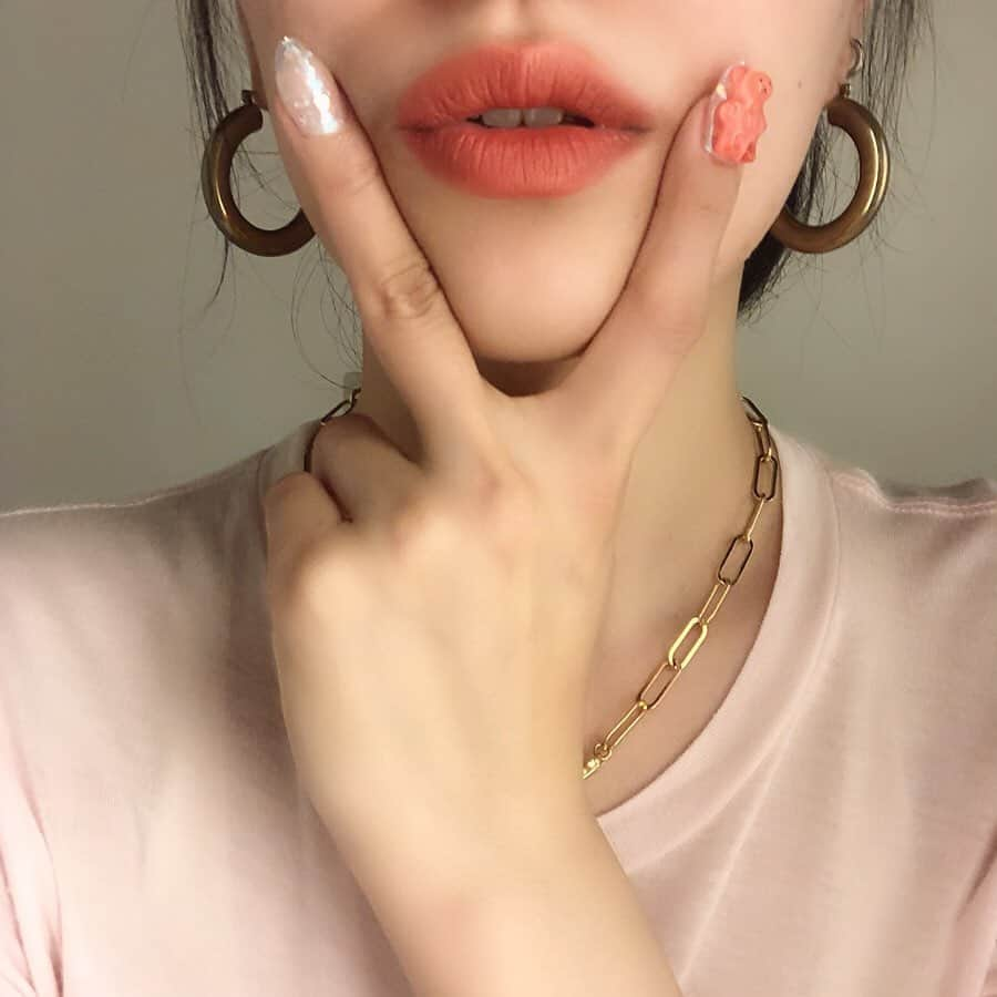 NASUさんのインスタグラム写真 - (NASUInstagram)「. :#accessory: gold pierce  小さいこまごましたのは韓国で買った物 狎鴎亭のお店の名前とかないような店😂 chouchou これも韓国で適当に購入。ブラウンが可愛くて🧸 necklace  花が可愛くてポチッとしました✈︎ . :#make: eye brow&eye SEPHORAで買ったクリアの下地 (最近は、クリアだけ、よれるから😂) . #lip @diormakeup  #ルージュディオールウルトラリキッド  1枚目の色味が860番FLIRT  ちょー繊細なglitter入り はっきりとした色で、でも濁りのない赤が好きなので好み❣️ ブラウンみのある色味が808CARESS いま人気のブラウン系、探してる人いそう、使いやすい色味で◎ つけたらマットなんだけどわたしは全く乾燥しなかった🌼 今日一日付け直さなくてもしっかり発色してました🏋️‍♀️ . #cheek&#highlight  パープルをhighlight ピンクを日焼けcheek風にいれてます🥰 最近はこればっかりのお気に入り🌼 . :#nail: 今回はクリアなラメベースにブルーのオーロラと クリアなクマ🧸をお持ち帰りしました💁🏻‍♀️ ずっとスカルプにしてます🤲 . . 急なわたしのきぶんの紹介でした🌼 #giftedbydior #nasupのきぶん」8月14日 21時37分 - nasup