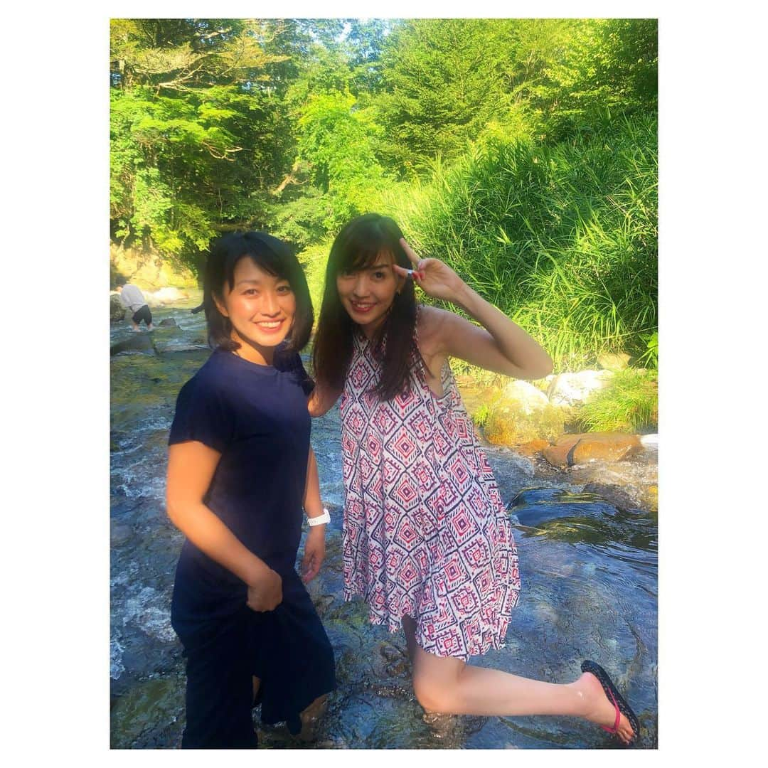 高橋万里恵さんのインスタグラム写真 - (高橋万里恵Instagram)「*﻿ 那須高原へいってきました🌈🌈﻿ .﻿ 透明度抜群の木俣川は足が凍るほど冷たかったですが、﻿ 帰る頃には頭まで浸かってました🤣﻿ .﻿ 釣りにも挑戦しましたが釣れず…﻿ 見兼ねてお隣のお兄さんが2匹分けてくれました😭﻿ 感謝😭✨✨﻿ .﻿ #那須高原 #夏遊び #木俣川 #川遊び #ニジマス #フィッシュランド #海とはまた違った楽しさ #笑ってるけど、ブヨとアブとも戦ってる #戦ってたら転んでビチョビチョ #それもまたよし」8月14日 21時38分 - marie__takahashi