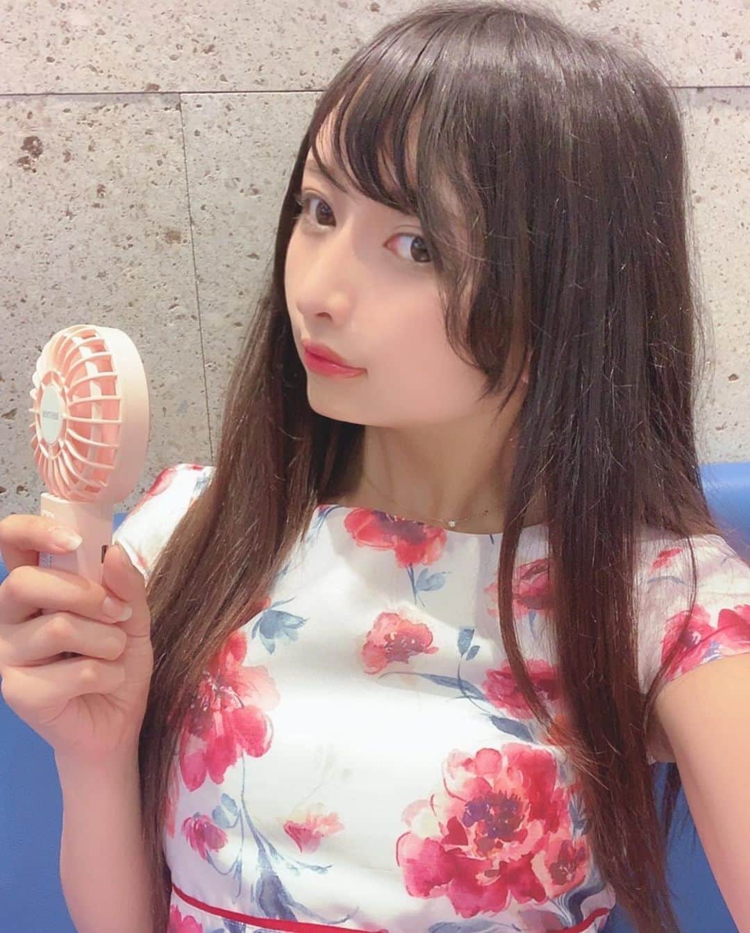 橋本ひかりのインスタグラム：「ハンディ扇風機買おうか迷ってたんだけど差し入れでこないだ頂いたの〜！ 毎日使ってる！！ 差し入れほんとに助かるよ〜ありがとう🙏🙏😊 服も頂き物…😊🙏🙏🙏 #自撮り #自撮り女子 #グラビアアイドル　#グラドル #扇風機 #ハンディファン #橋本ひかり」