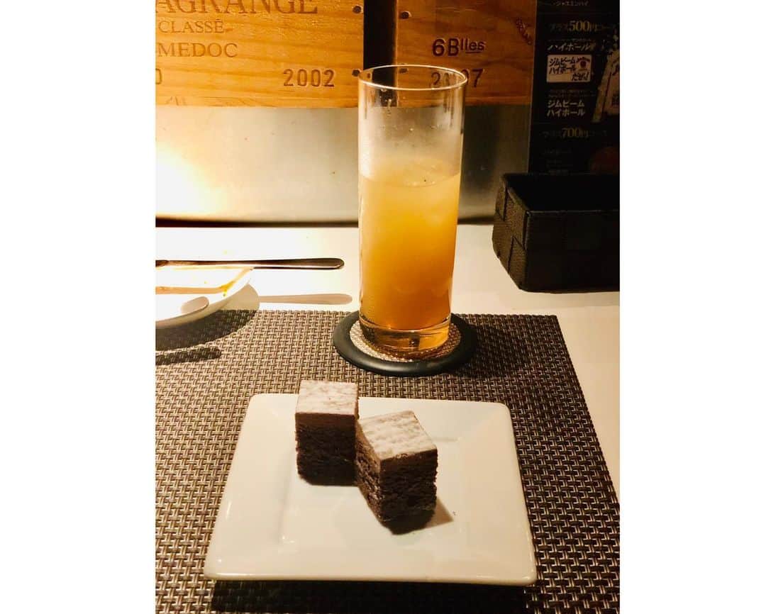 織田千穂さんのインスタグラム写真 - (織田千穂Instagram)「台風の影響みなさん大丈夫ですか～🍃🌀🍃 帰省の帰りの足など平気でしょうか⁉️ 関東は時折ゲリラ豪雨が降るものの ちょっと風強いくらいですが 明日は影響多少あるみたいなので お出掛け予定の皆さん くれぐれもお気を付けて～🍃🌀🍃🙇🏻‍♂️ * さて…先日アークラウンジ新宿西口駅前店🍖 に行って来ました～💜 新宿駅西口すぐ目の前🐾 ビルを4Fにあがると… とってもゴージャスな空間が 広がってました(ˊ꒳ˋ)/♥︎✨ * 間違いなく女子が喜ぶ事間違いなし💕 デートや女子会してる方々で賑わってました💡 カウンター席もソファー席で ゆったりとつくられているため 物凄く落ち着きます❤️ 完全個室も豪華な空間になっていて お誕生日祝いする方などで 賑わっていました( ღ´⌣`)💕 * 今回は… 飲み放題付き✨ プレミアムコース全10品🥩🧀で頂きました❤️ * ♦️シーフードのマリネ　ジェノヴァ風 ♦️田舎風レバーのパテ　バケット添え ♦️旬鮮魚のカルパッチョ 食初めにぴったり💡サッパリしていて ドリンクに合わせちょい食べ最高🎶 * ♦️スモークサーモンとアボカドのサラダ 女子の好みをわかってるー❤️ サーモンとアボガドのコラボ最強‼️ * ♦️帆立のサルティンボッカ とろーりチーズたっぷりで美味✨ * ♦️海老と季節野菜のグリル しっかり味が染み渡ったプリプリエビ🍤 * ♦️イベリコ豚のグリル熟成バルサミコソース 甘いバルサミコが柔らかお肉とマッチ💓 * ♦️魚介のカネロニ風　イタリアン春巻き さくさく春巻き💡 油っぽくなくちょうど良き🎶 * ♦️シェフの逸品　本日のパスタ 王道のお味で誰が食べても美味しいパスタ🍝 ミートソースパスタ💕 粉チーズと相性バッチリ‼️ 私の好きなもっちり麺💗 * ♦️本日のデザート チョコレートケーキ🍰 侮るなかれ…クオリティ高し… めちゃくちゃ美味しかった😋 * 色んなお味がちょこちょこ食べ出来るので 物凄い量を食べてる気がするけど ちょい食べなのでサイズ感しっかり ジャストサイズで最後まで美味しく 食べる事が出来ました🕺 女子会に人気の理由がわかります🎶 居心地の良いとても落ち着くお店でした❤️ 気になった方は… 「シカゴピザ 新宿西口」で検索してみてね💗✨ * 🏡アークラウンジ 新宿西口駅前店 ➡️東京都新宿区西新宿1-4-5 明広ビル 4F 📞050-5890-7362 ⏰11:30～14:30、17:00～23:30 💤定休日 無休 ✼••┈┈┈┈┈┈┈┈┈┈┈┈┈┈┈┈••✼ #アークラウンジ新宿西口駅前 #ark新宿 #イタリアン #チーズ好き #グルメ女子 #新宿イタリアン #新宿 #グルメ部 #foodpic #l4l #foodie #新宿ディナー #女子会 #dinner #japanesestyle #晩ごはん #新宿グルメ #飯テロ #夜ごはん #ディナー #食べスタグラム #ootd #instafood #instafollow #japanesefood #foodstagram #フードスタグラム #肉スタグラ厶 #foodoftheday #グルメ好きな人と繋がりたい Casting By @woomy.restaurant ✼••┈┈┈┈┈┈┈┈┈┈┈┈┈┈┈┈••✼」8月14日 21時40分 - chihoda