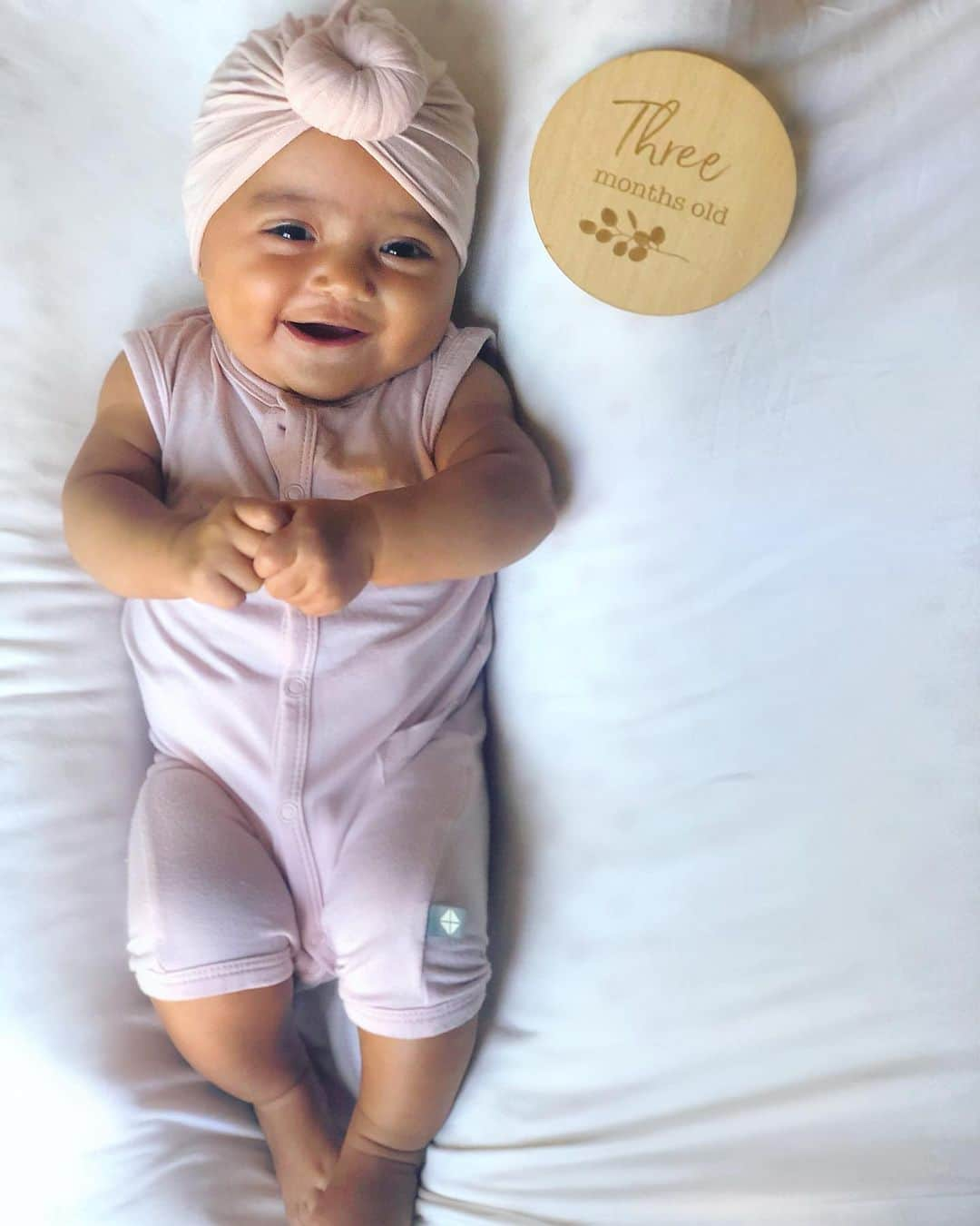 ジェマ・マリンさんのインスタグラム写真 - (ジェマ・マリンInstagram)「#3monthsold I always say that with Alex i felt a huge change when she was 3 months old. And i have felt it already with Daniela! She is beginning to grab things, She is most part of the day with her hands in her mouth, and day by day she is smiling more and more!!! No more colics, or hours crying without stop. Even tho I haven’t done too much tummy time, She does it very good!! Is incredible how strong She is. She follows me around the room with her sight, and if I come close to her and smile I get a smile back from her 😍 She loves waking up and turning to the sides to play with me and with Alexandra.  I love her every day more and more ❤️ Happy 3 Months Old Dani! 🎂 . . #3meses Siempre digo que con Alex sentí un gran cambio cuando tenía 3 meses. ¡Y ya lo he sentido con Daniela! Está empezando a coger cosas, ¡pasa la mayor parte del día con las manos en la boca y día a día sonríe más y más! No más cólicos, ni horas llorando sin parar. Aunque no haya pasado demasiado tiempo boca abajo, ¡lo hace muy bien! Es increíble lo fuerte que es. Me sigue por la habitación con la vista😳, y si me acerco a ella y le sonrío, me devuelvo la sonrisa 😍 Le encanta despertarse y girar a los lados para jugar conmigo y con Alexandra. La amo cada día más y más ❤️ ¡Feliz 3 meses Dani! 🎂 . . #cumplemes #baby #proudmom #mybaby #love #family」8月14日 21時49分 - gemma_marin