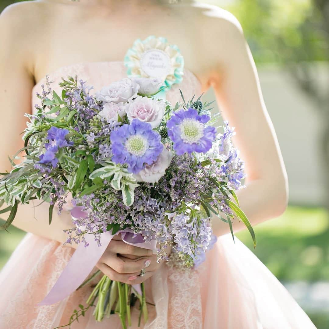 ベストブライダル公式さんのインスタグラム写真 - (ベストブライダル公式Instagram)「@bestbridal.jp 💒ベストブライダルの花嫁さんは #ベストブライダル花嫁 #BB花嫁 にお写真を投稿してください♩ . . 会場名：#セントグレース名古屋 @stgracenagoya . . #JILLSTUART のピンクドレスがとってもお似合いな @mrs.lady77さん💕 . ドレス全体の華やかなレースやベルト部分のビジューが華やかでとてもお似合いです✨ . 画像2枚目のブーケはスカビオサというパープルのお花を使ってデザインされたそうで、グリーンのナチュラルな葉っぱ🌿とドレスの可愛らしいピンク🎀のバランスがとてもおしゃれです💓 . . その他のお写真もとっても素敵なので、大人可愛いテイストがお好きな方はぜひスワイプをしてチェックしてみてくださいね💍 . . ＼ウェディングフォト募集中❤️／ . 当アカウントでリグラムOKなベストブライダルの卒花嫁orプレ花嫁の皆様は、 #ベストブライダル花嫁 もしくは  #BB花嫁 のハッシュタグをつけて投稿をお願いします💕 . . ※BB花嫁に投稿があったお写真をリグラムする際は個別にご連絡は行っておりません🙇‍♀️予めご了承ください＊* . . ＝＝＝＝＝＝＝＝＝＝＝＝ 💒ベストブライダルとは？ ＝＝＝＝＝＝＝＝＝＝＝＝ . ＊アートグレイス ＊セントグレース ＊アプローズスクエア ＊ストリングス ＊アフロディテ . など、全国（東京、横浜、浦安、千葉、仙台、名古屋、大阪、京都）でゲストハウスを運営し、多くのお客様の人生の節目となるウエディングを手がけています💕 . また、多くのお客様にお帰りいただけるレストラン、ホテルもご用意しています🍴 . . 💒【各会場のアカウントについて】 私たちの会場は @bestbridal.jp のフォロ一覧からご覧頂けます🌟 . 💐【ブライダルフェアの予約について】 各会場のアカウントのプロフィールURL🔗にある会場HPからご予約いただけます✨ . . ＝＝＝＝＝＝＝＝＝＝＝＝ 💗たくさんの、LOVEを届けよう ＝＝＝＝＝＝＝＝＝＝＝＝ . #たくlove 私たちのブランドスローガンは「たくさんの、LOVEを届けよう」💕 . お客様との出会いは、一生における祝福の瞬間を祝う、始まりです。 . 私たちはお客様との出会いを大切に、おふたりの人生を祝福し続ける存在でありたいと考えています🕊 . ベストブライダルは、世の中で1番、たくさんのLOVEが届く瞬間をお祝いする企業を目指します♡ . . . #結婚式 #花嫁 #プレ花嫁 #卒花嫁 #結婚式準備 #ウェディング #ウエディング #ベストブライダル #日本中のプレ花嫁さんと繋がりたい  #婚約指輪 #婚約 #プロポーズ #結婚式場 #結婚式レポ  #2019秋婚 #2019夏婚 #2020春婚 #ブライダルフェア #ウェディングフォト #プレ花嫁準備  #大人可愛い #ピンクドレス」8月14日 21時42分 - bestbridal.jp